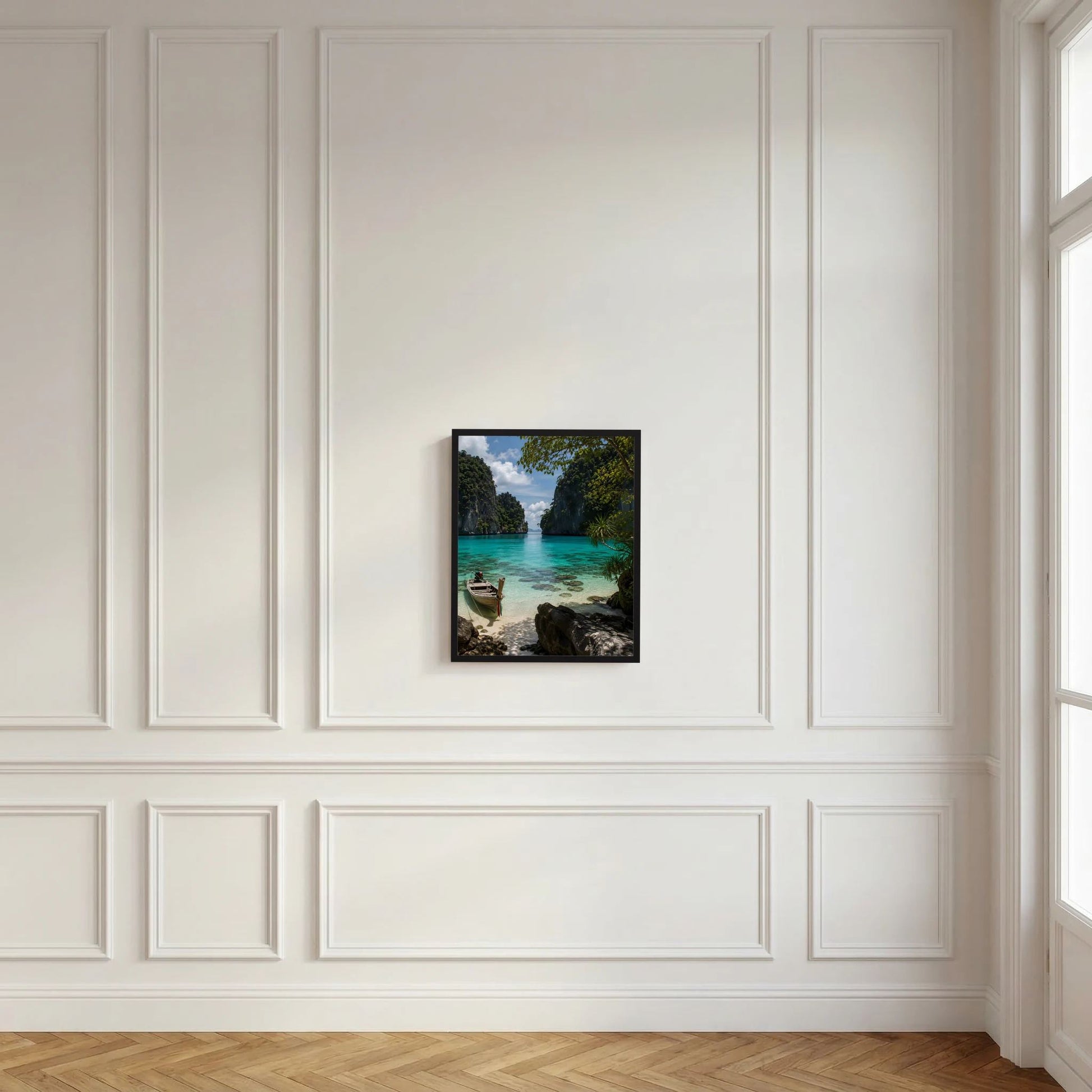 Landschaftsposter im schwarzen Rahmen an der weißen Wand, türkisblaues Meer und Felsen