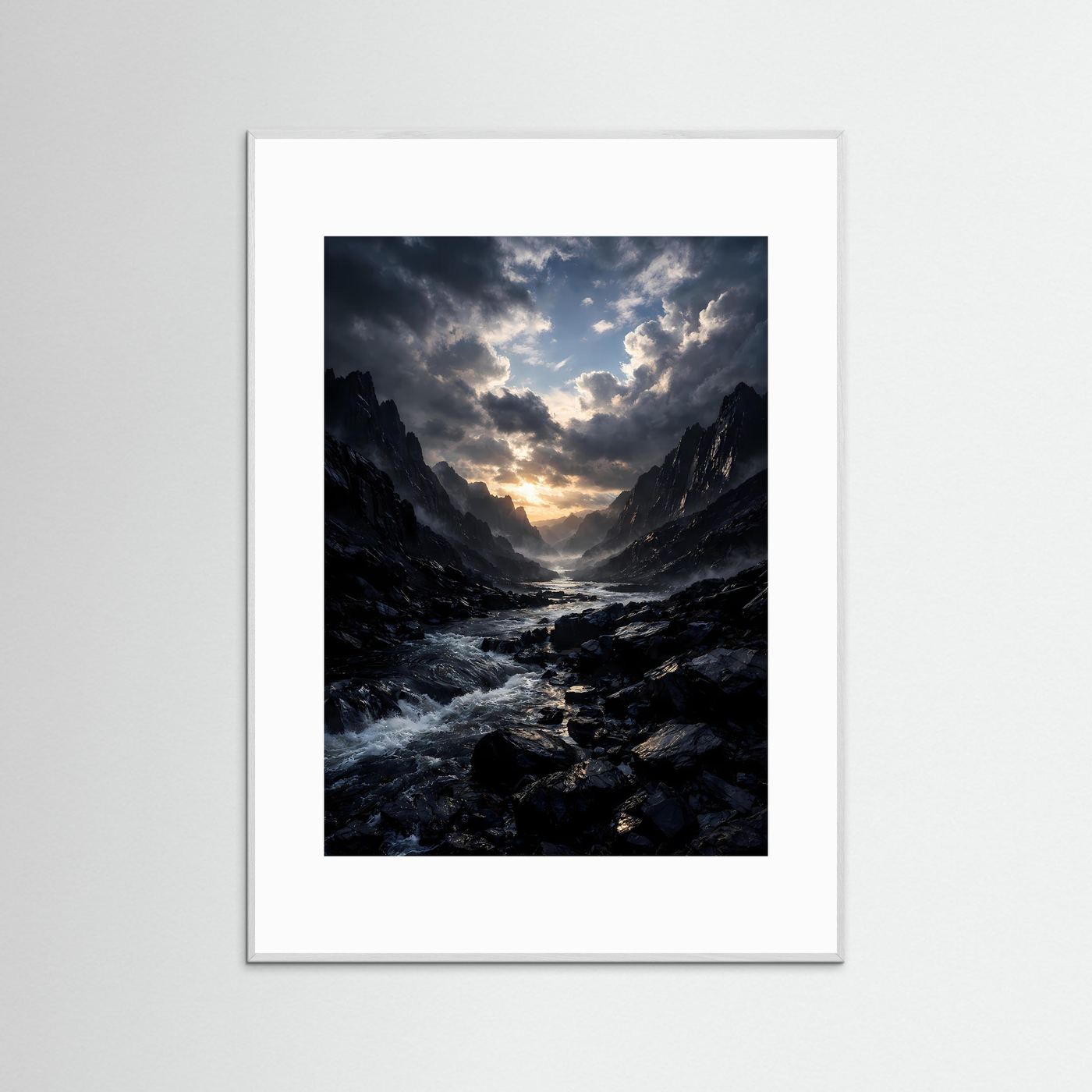 Landschafts-Kunstposter: reißender Fluss, dunkle Berge, Sonnenuntergang, weiß gerahmt