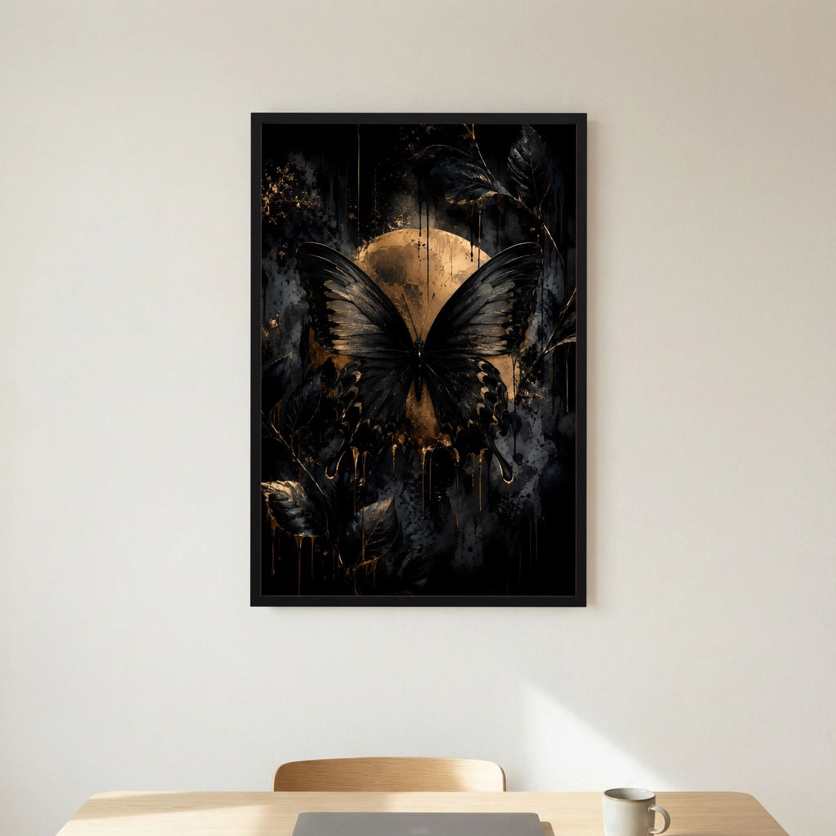 Hochformat-Poster im schwarzen Rahmen mit schwarzem Schmetterling und goldener Lichtfläche