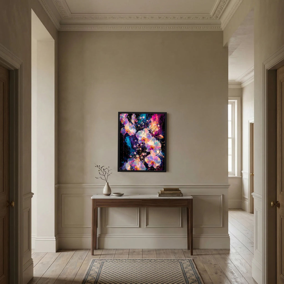 Abstraktes Orchideen-Blumenposter im schwarzen Rahmen an der Wand, bunt auf dunklem Grund