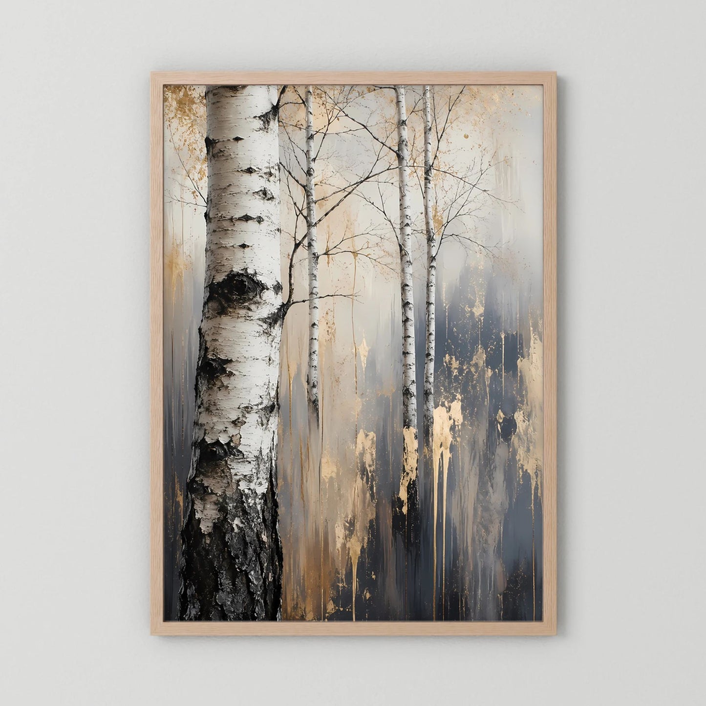 Hochformat-Poster Birkenwald-Motiv im hellbraunen Holzrahmen, Birkenstämme in Weiß und Schwarz.