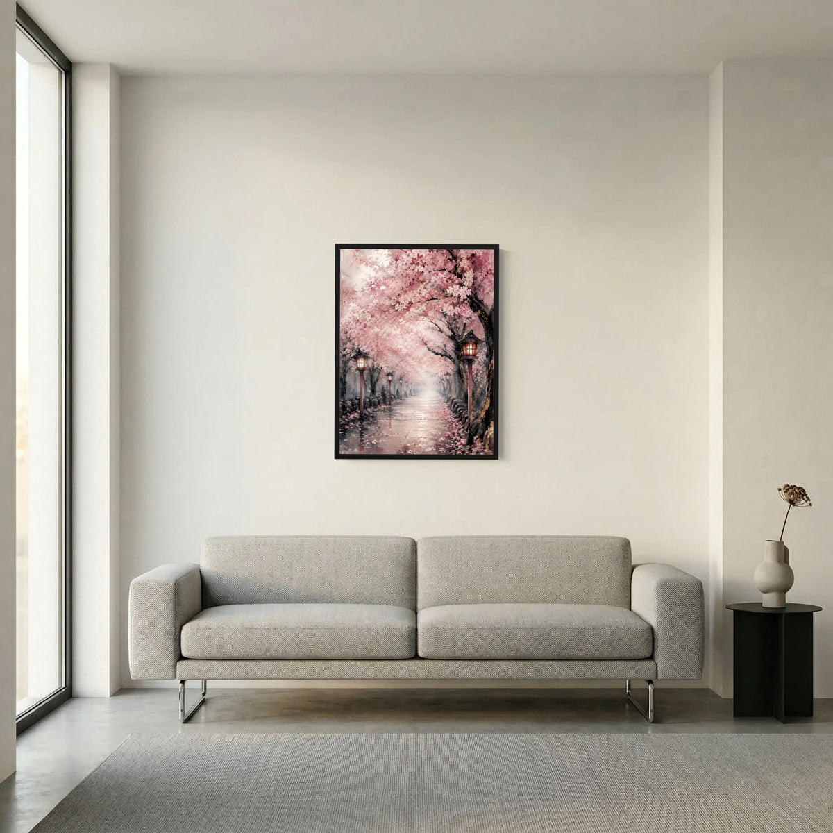 Poster im schwarzen Rahmen mit rosa Sakura-Blütenallee und Laternen, Hochformat