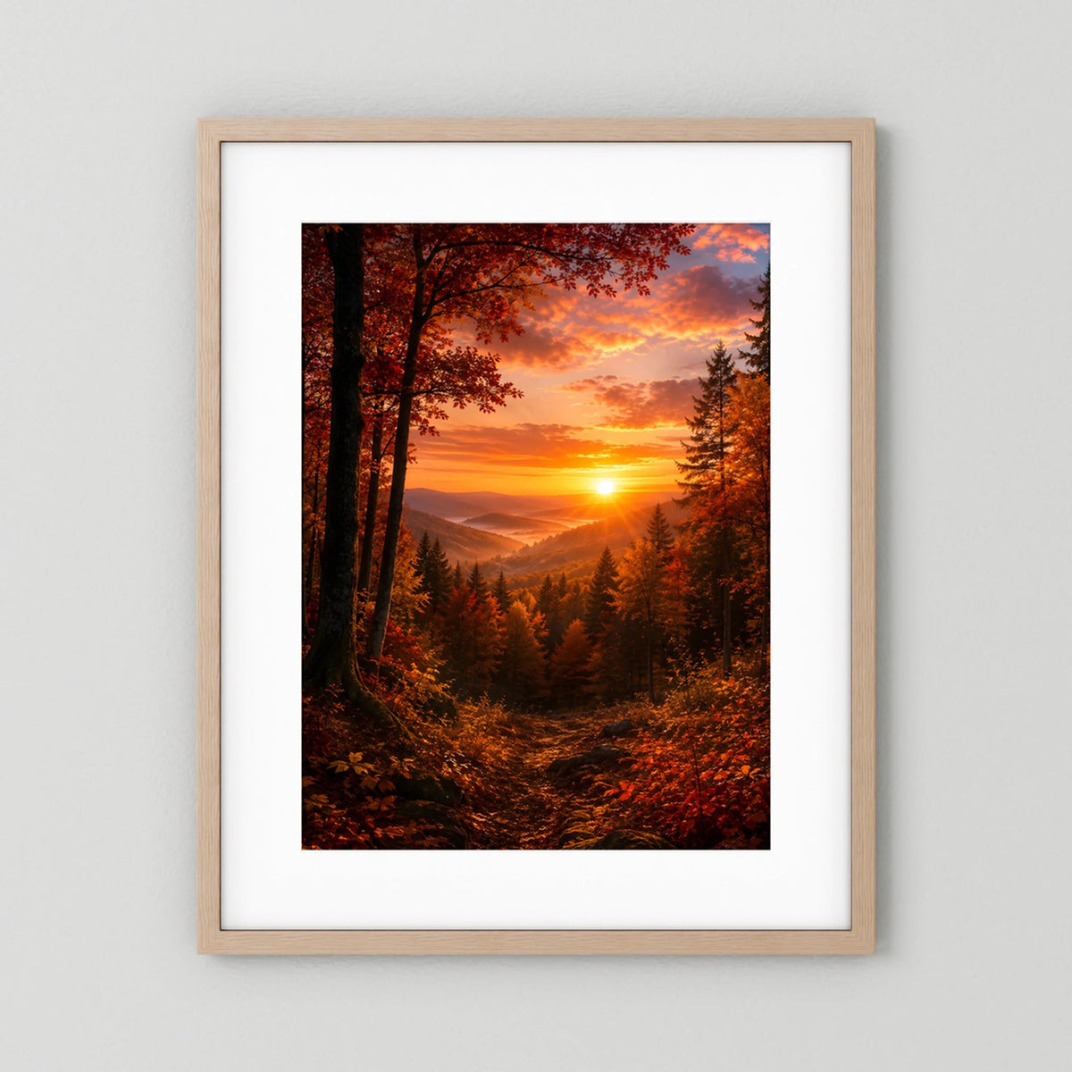 Kunstposter mit weißem Passepartout und beigem Holzrahmen: Herbstwald und orangefarbener Sonnenuntergang
