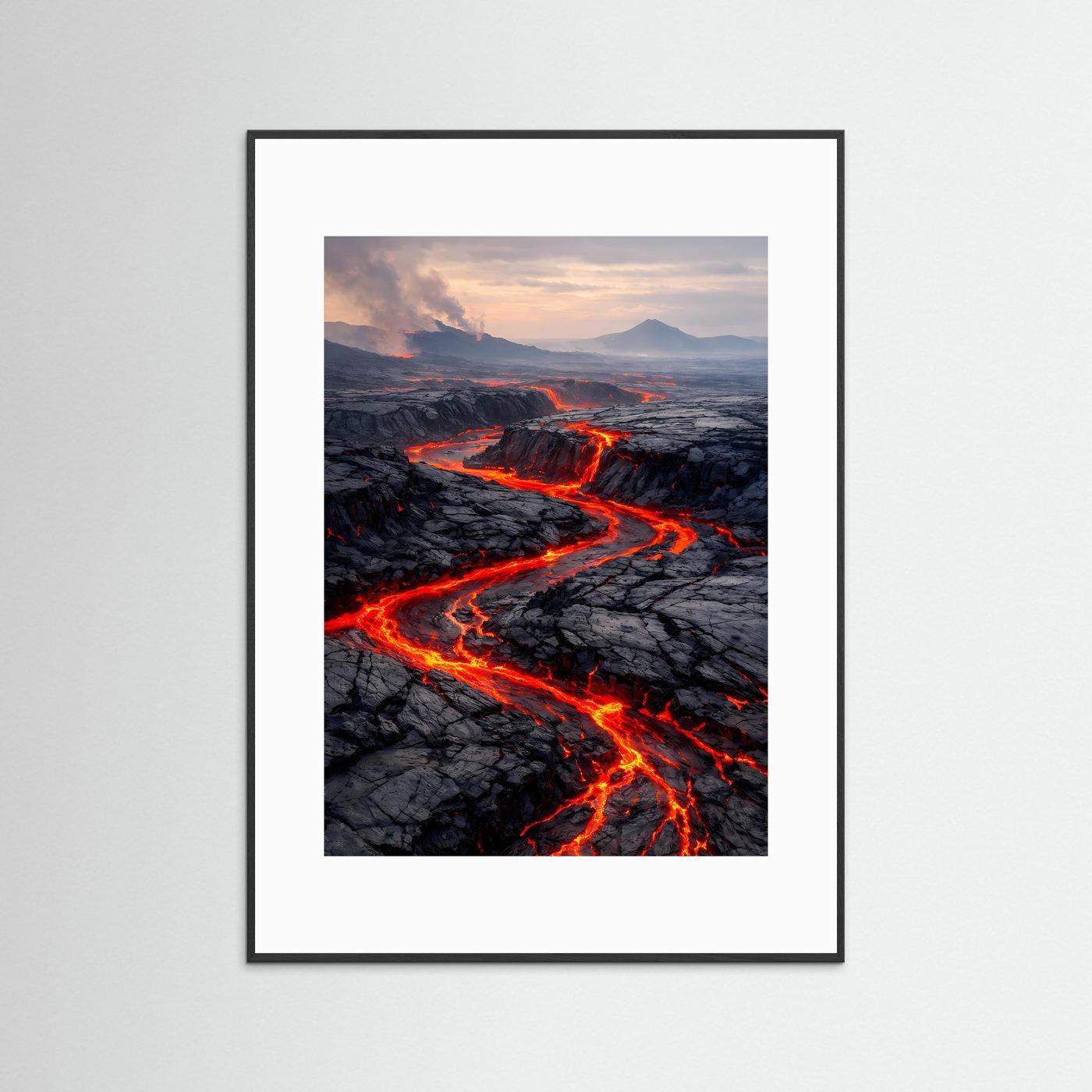 Hochformatiges Lava-Vulkanposter im schwarzen Rahmen mit weißem Passepartout, rote Lava