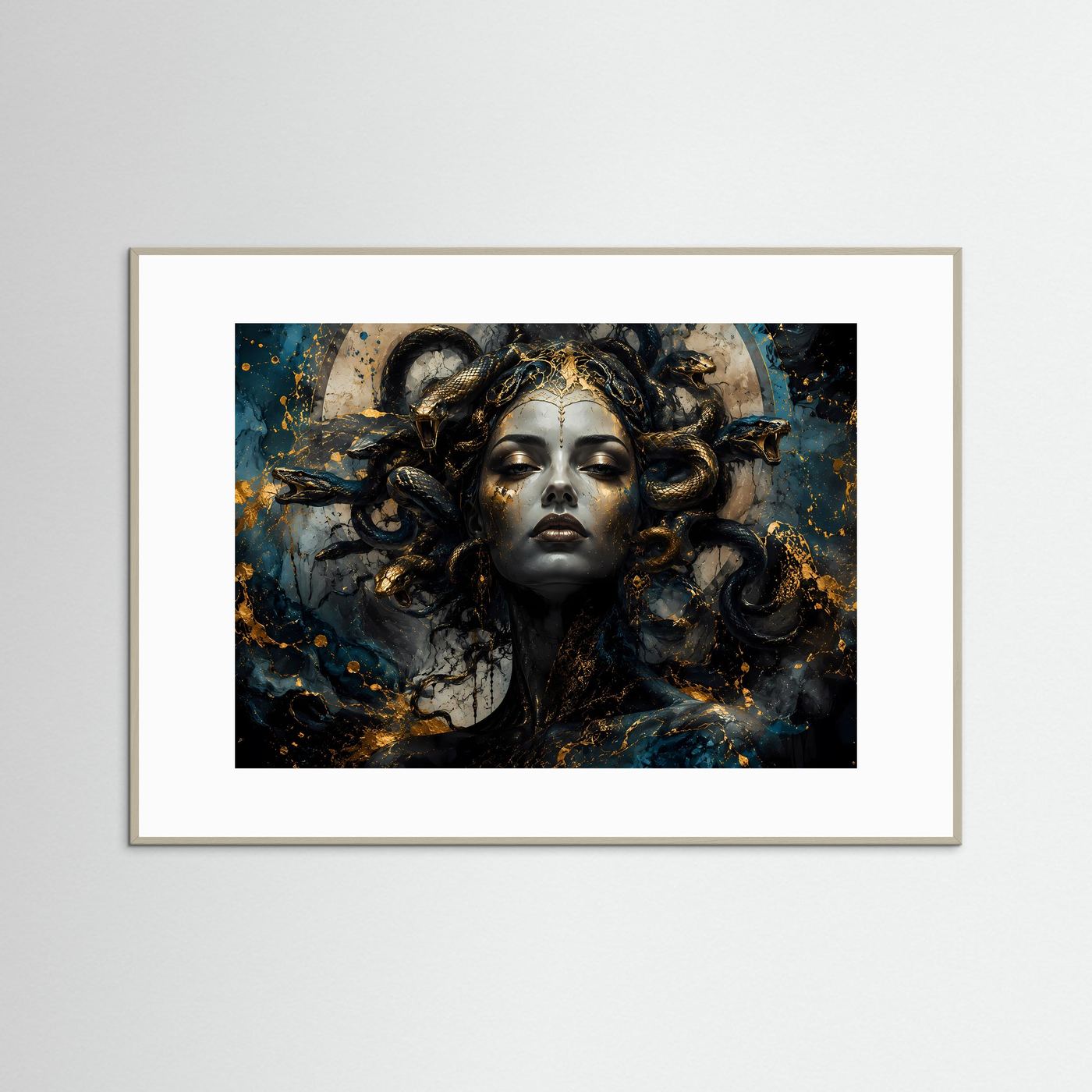 Mystische Medusa in Gold & Tiefblau | Modernes Mythologie Wandbild & Kunst-Poster