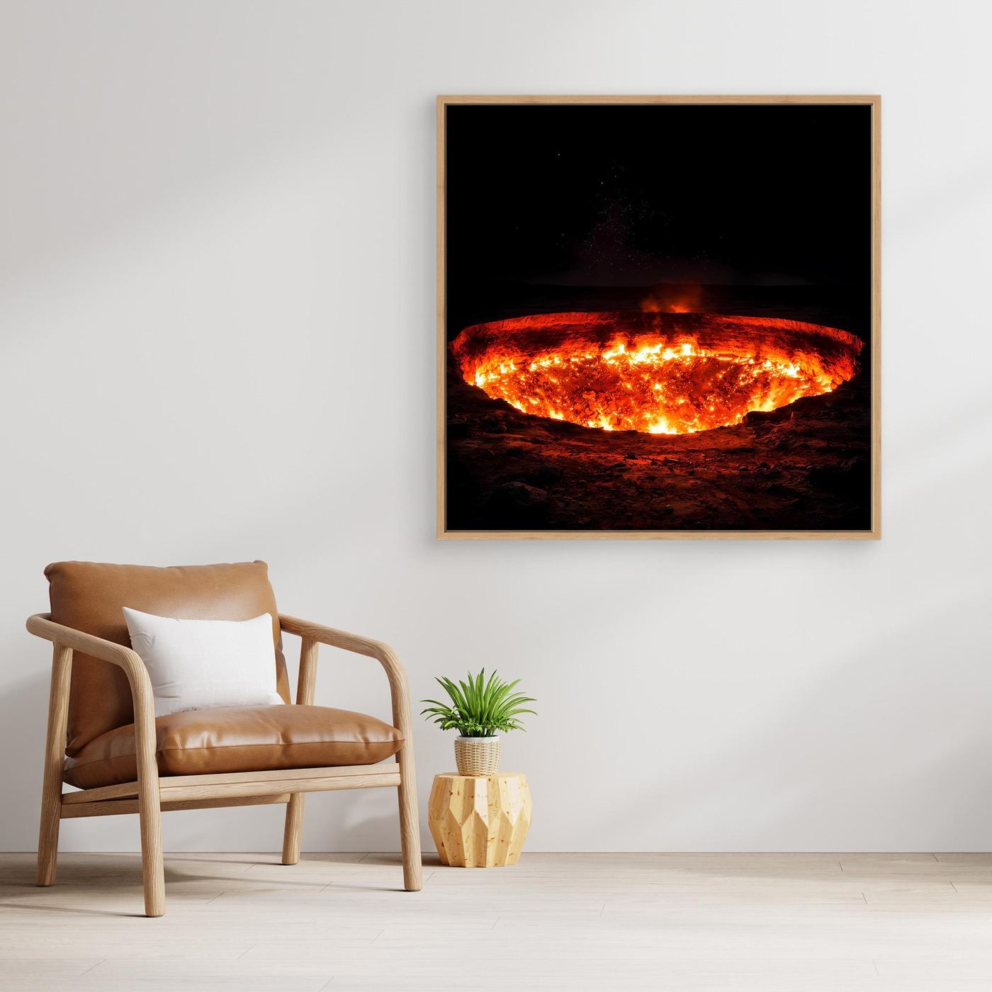 Gerahmtes Leinwandbild mit feuerrotem glühendem Krater auf dunklem Hintergrund, brauner Rahmen