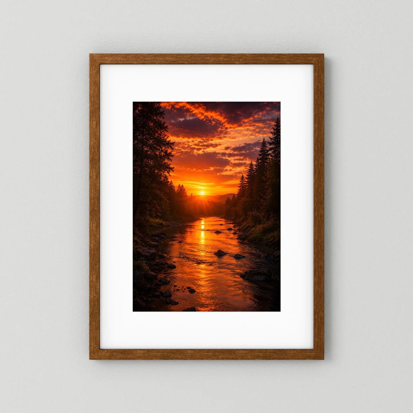 Hochformatiges Poster Sonnenuntergang mit Fluss im Wald, brauner Holzrahmen mit weißem Rand