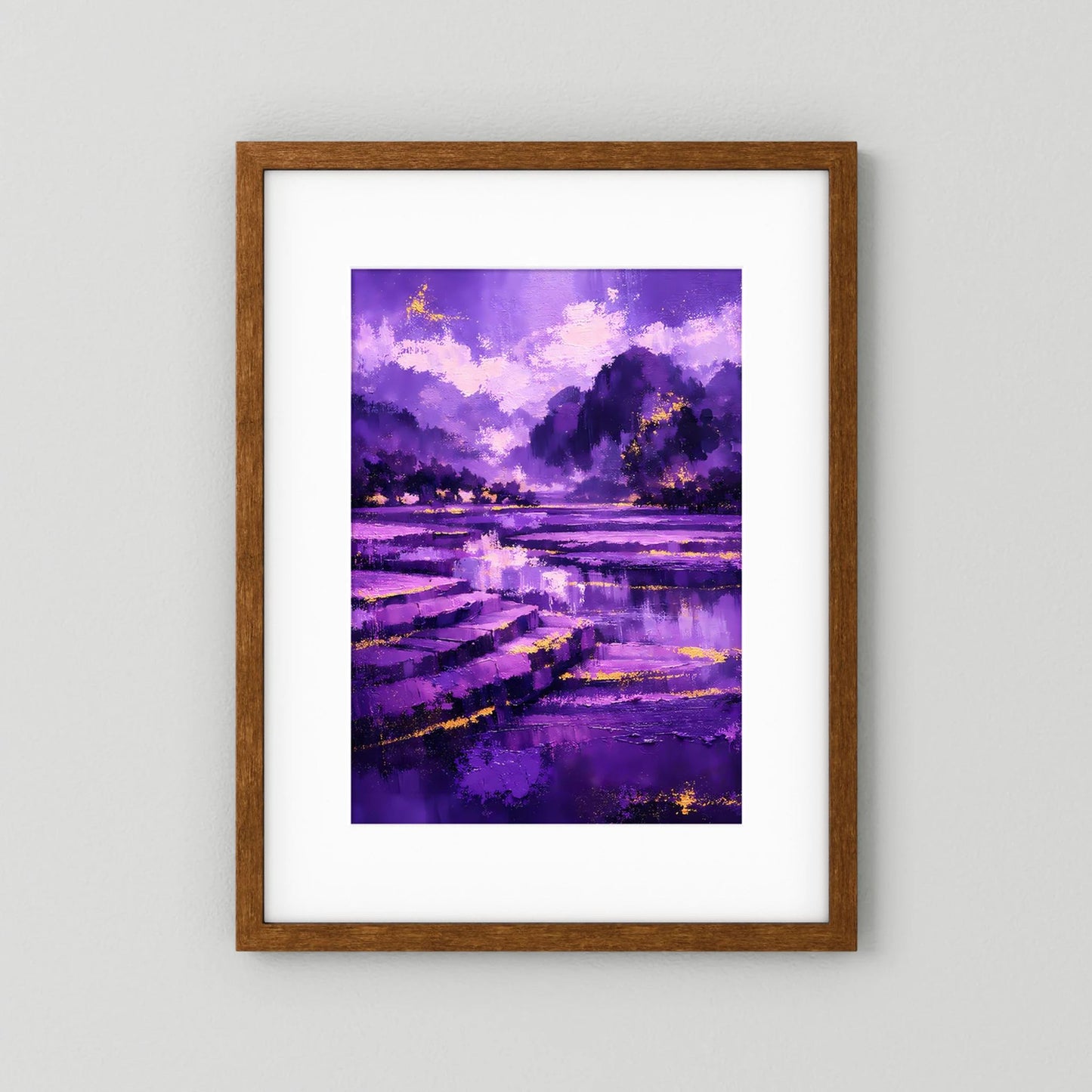Hochformat-Poster mit abstrakter violetter Berg- und See-Landschaft, goldenen Akzenten; Holzrahmen braun, weißer Rand.