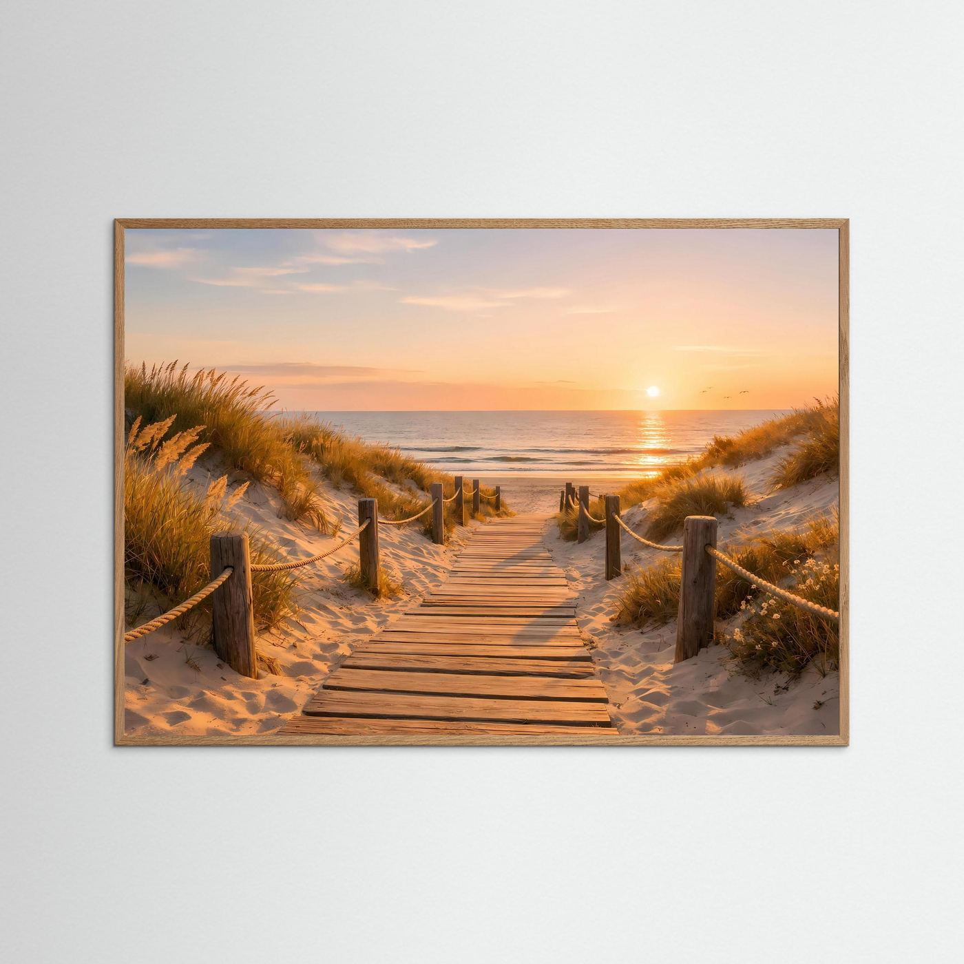 Wandbild mit Holzsteg durch Dünen zum Meer bei Sonnenuntergang, heller Holzrahmen