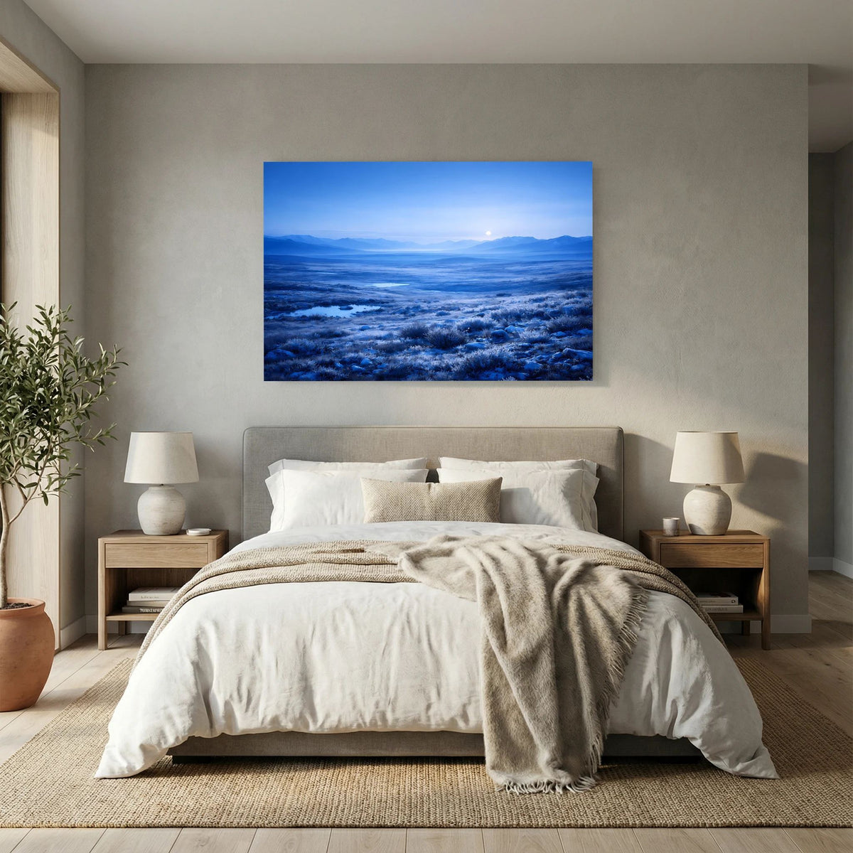Poster mit arktischer Tundra im Mondschein, weite Ebene mit blauem Dunst und Mond