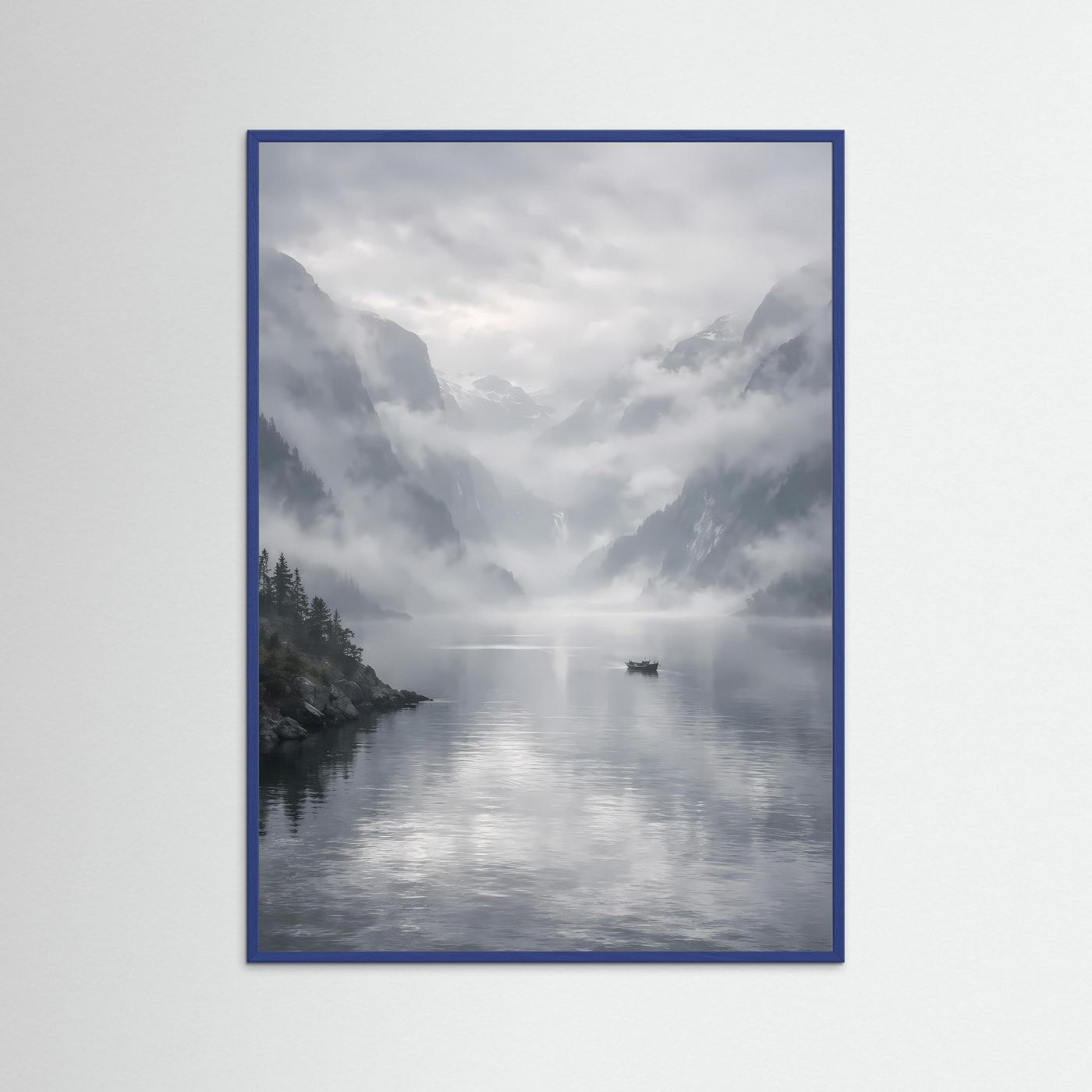 Poster im blauen Rahmen: Fjord mit Boot im Morgennebel, ruhiges Wasser und Nebel.