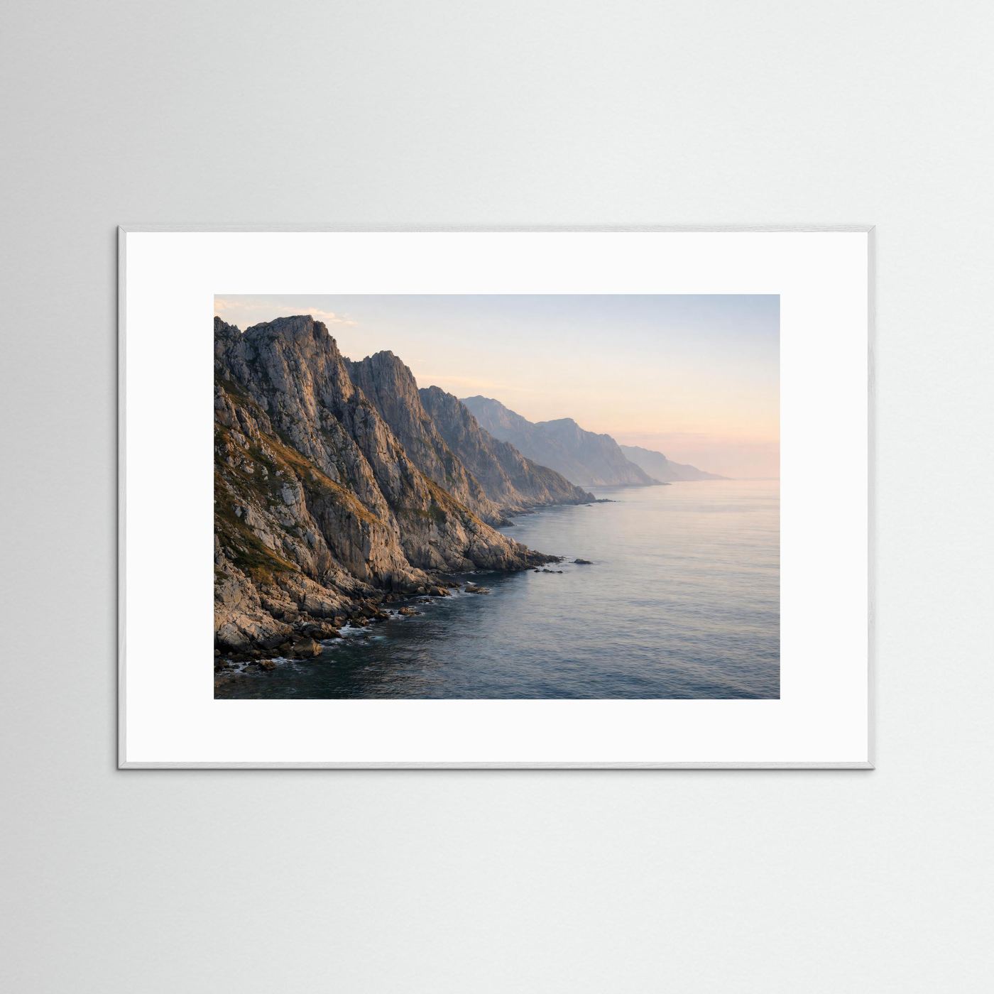 Poster mit Küste und Felsen am Meer, Panoramaformat, grauer Rahmen mit Passepartout