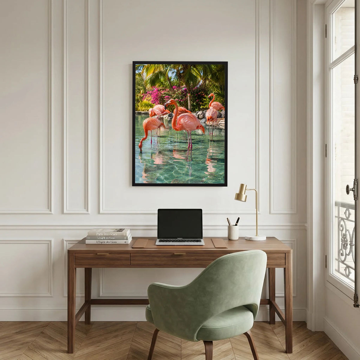 Poster mit rosa Flamingos im Vordergrund, tropisches Wasser mit Spiegelungen, schwarzer Rahmen