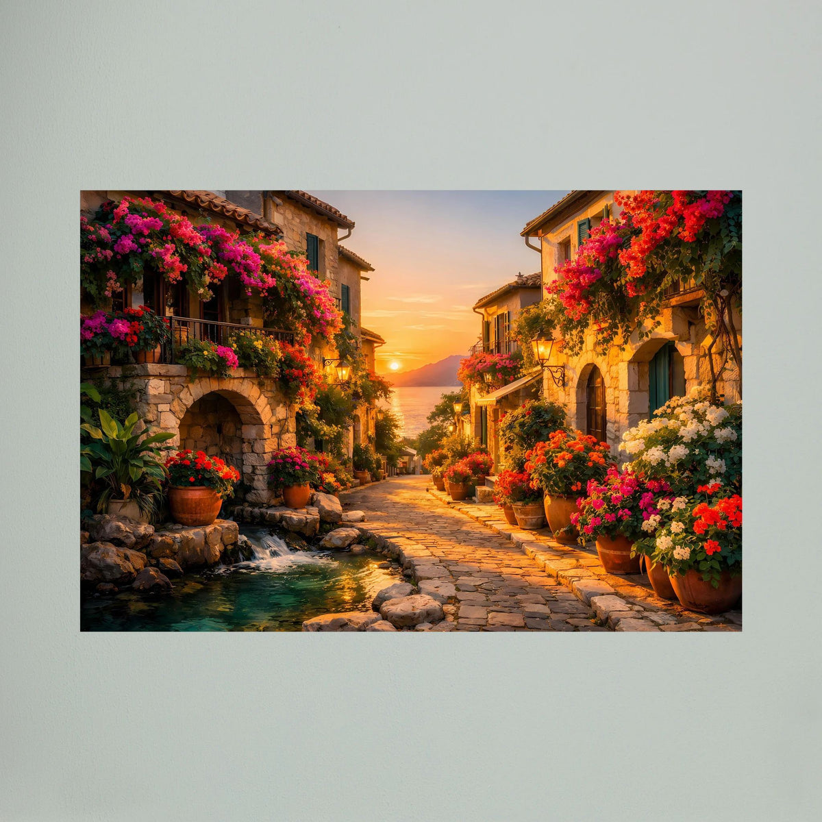 Wandposter mediterrane Gasse bei Sonnenuntergang, blühende Häuser und Flusslauf, schwarzer Rahmen