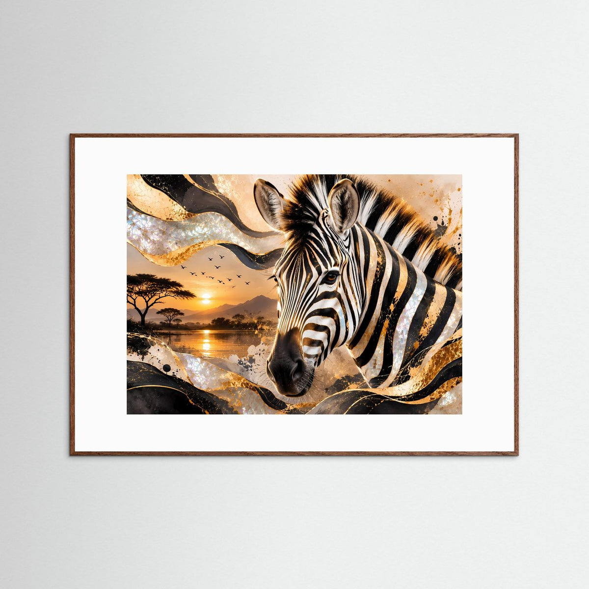 Gerahmter Zebra-Druck mit goldenen Akzenten und Safari-Landschaft, brauner Holzrahmen