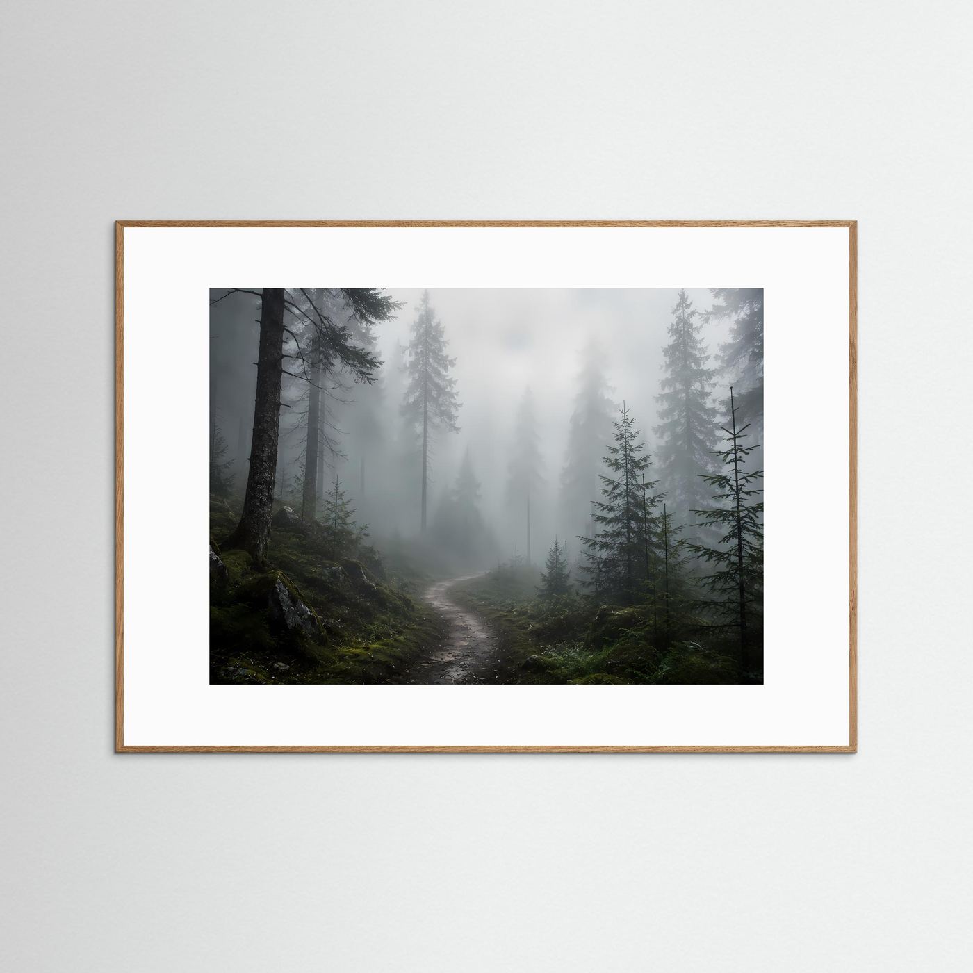 Gerahmter Kunstdruck: Waldweg durch Tannen im Nebel, brauner Holzrahmen