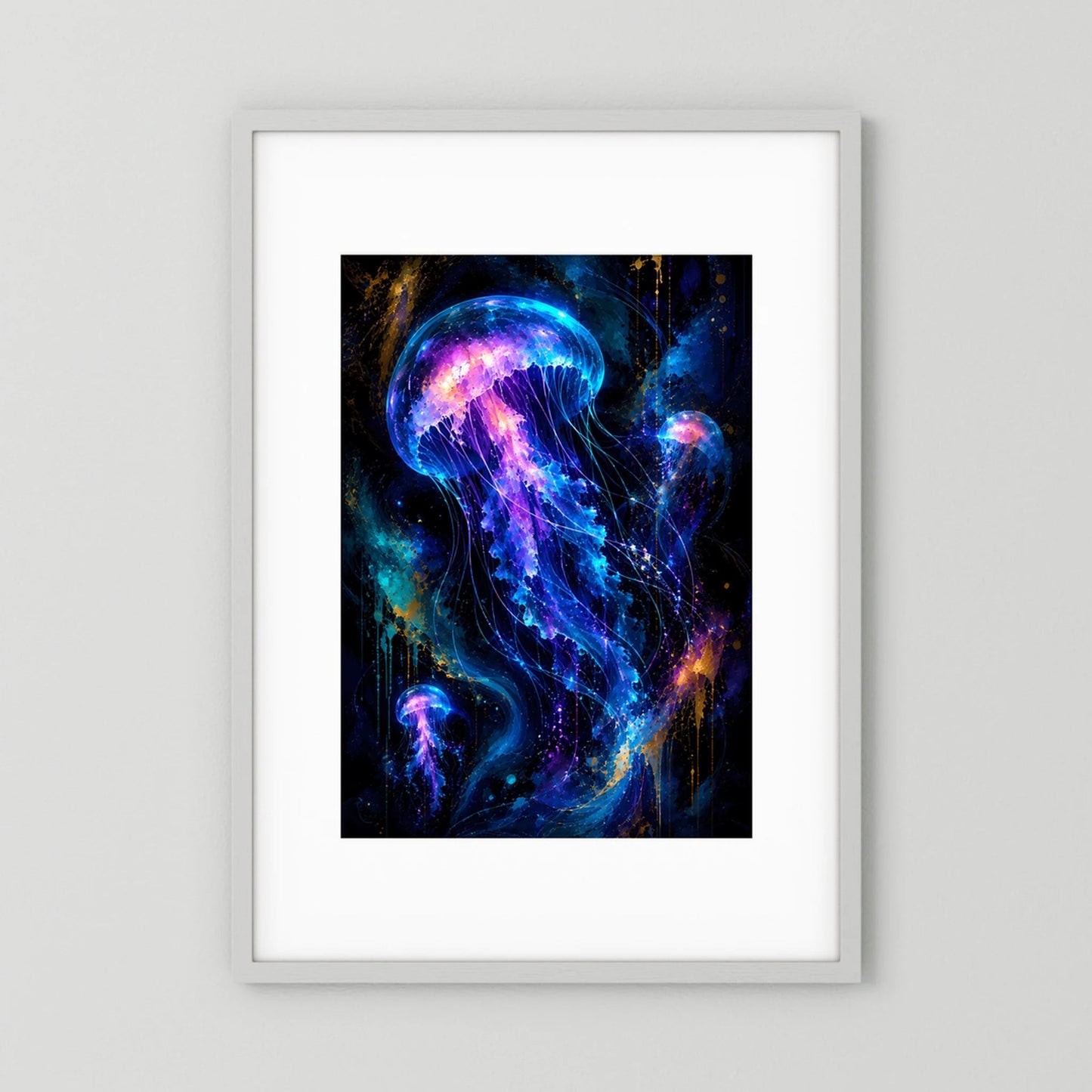 Hochformat-Poster mit leuchtenden Quallen in Neonblau und Violett, weiß gerahmt