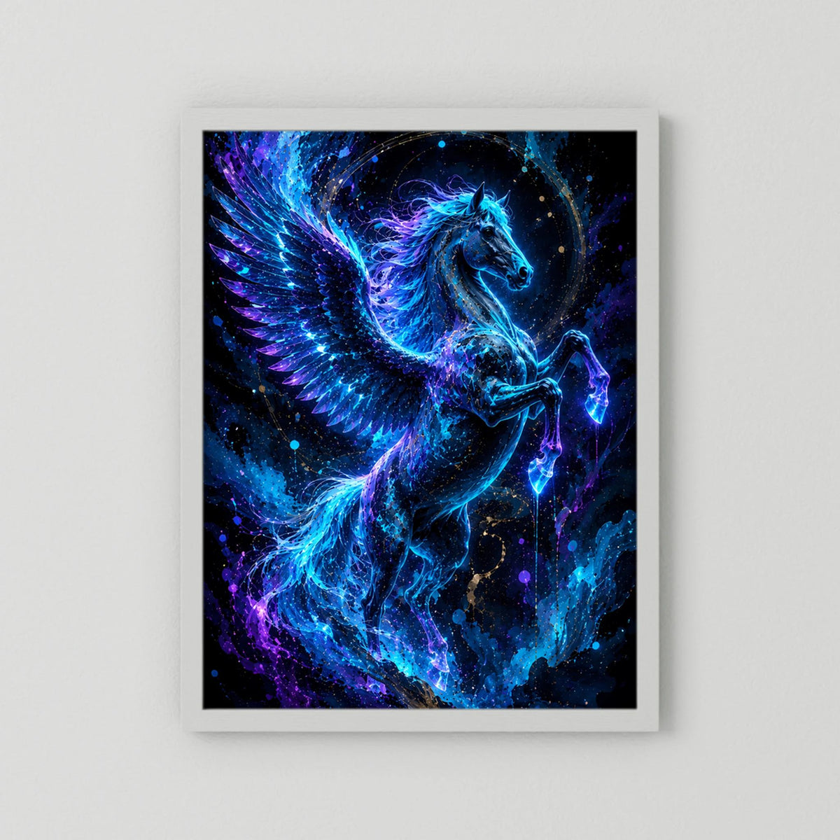 Hochformatiges Pegasus-Poster im weißen Rahmen mit blau leuchtendem Flügelpferd