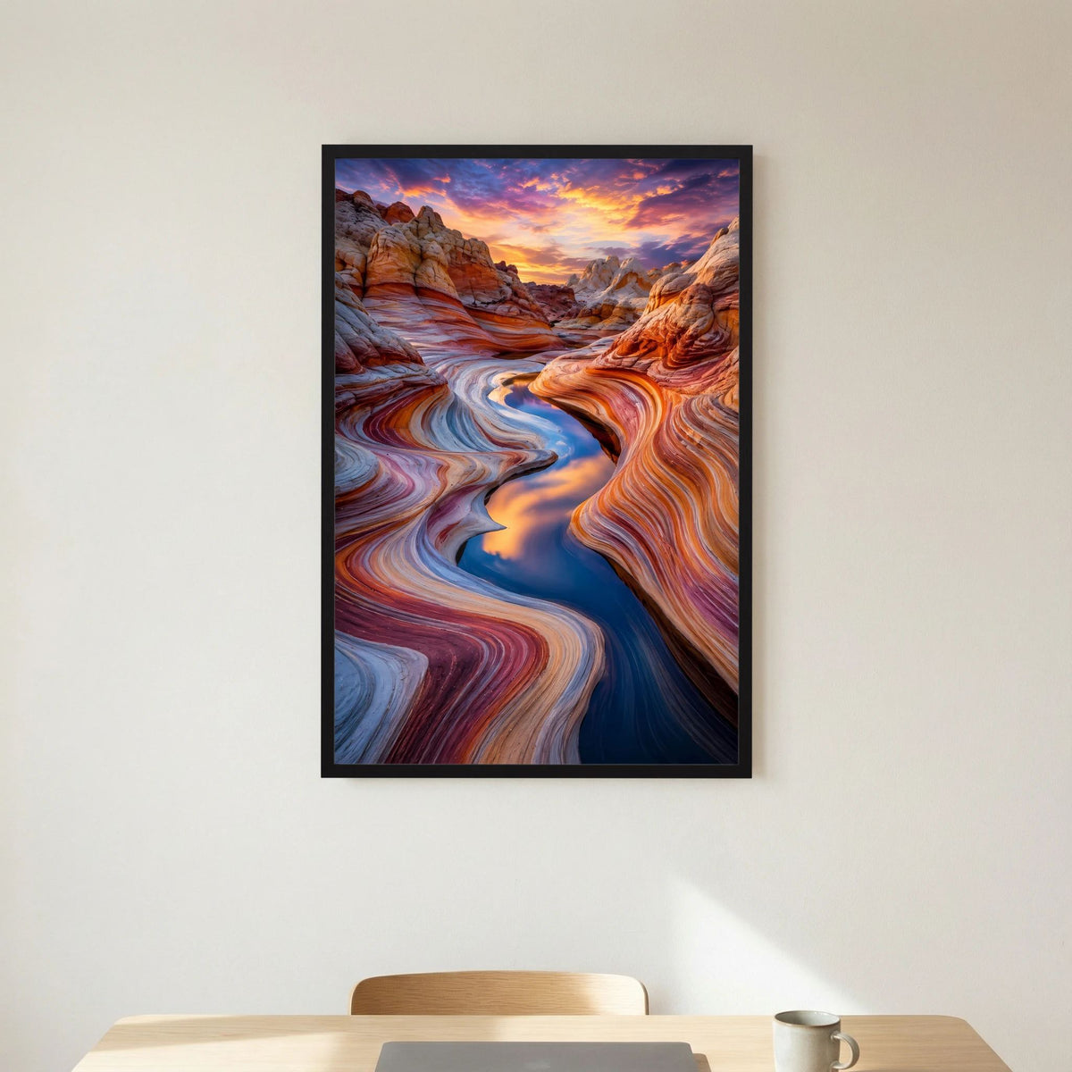 Wandposter im Hochformat mit Wüstenfelsen und farbigen Flussrinnen, Rahmen nicht sichtbar.