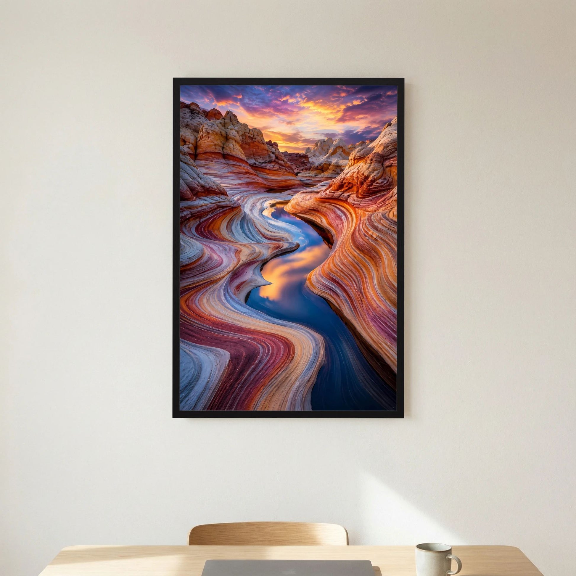 Wandposter im Hochformat mit Wüstenfelsen und farbigen Flussrinnen, Rahmen nicht sichtbar.
