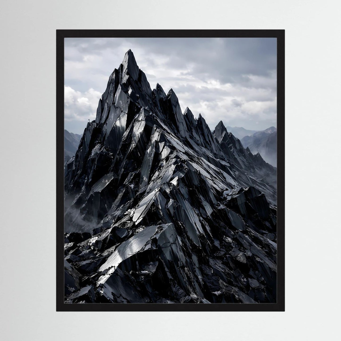 Wandbild im schwarzen Holzrahmen mit dramatischer Berglandschaft in Schwarz