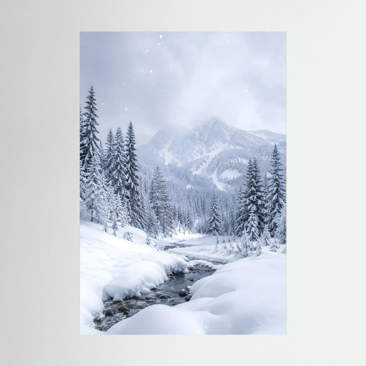 Hochformatiges Poster mit verschneiter Berg- und Tannenlandschaft im Winter