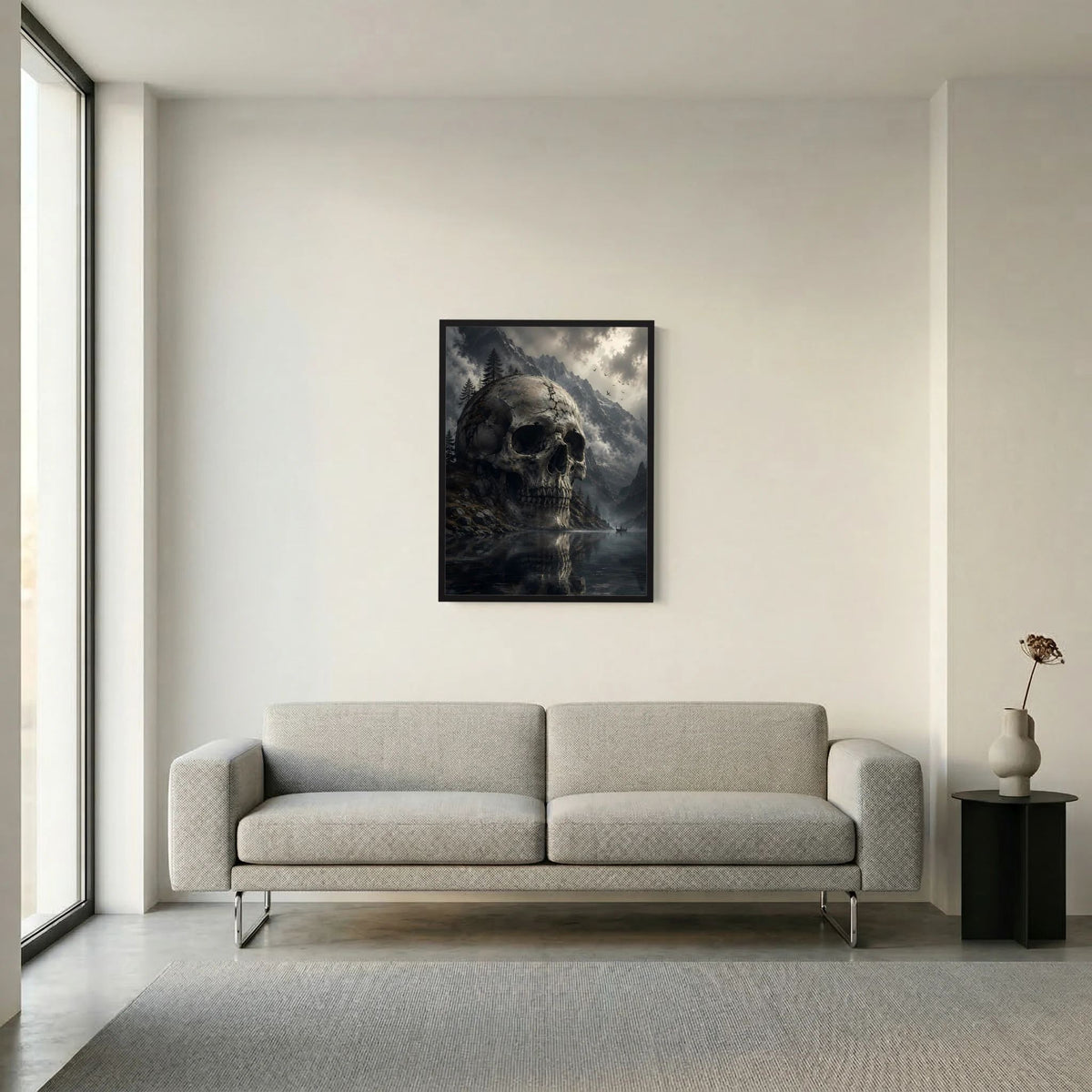 Totenkopf-Poster im schwarzen Rahmen, Berge im Hintergrund und spiegelnder See im Dunkel.