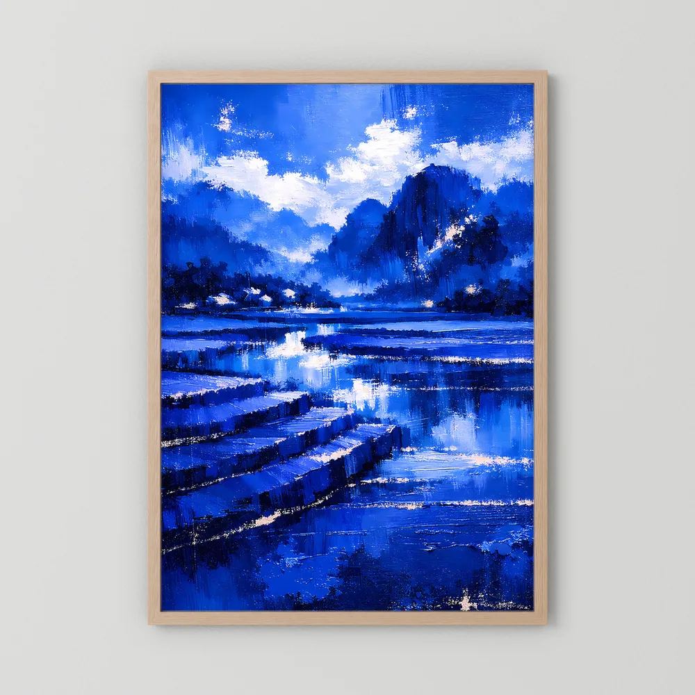 Poster mit blauem Landschaftsmotiv, Holzrahmen hellbraun, See und Wolken