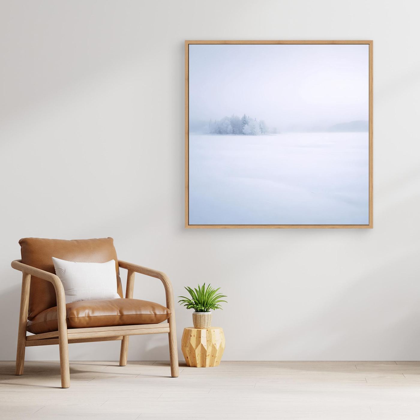 Leinwandbild Wintersee im Nebel mit eichenfarbenem Rahmen, verschneite Landschaft
