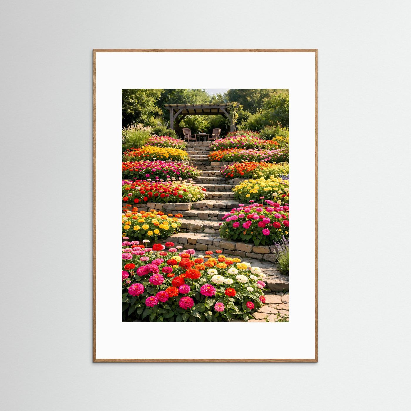 Hochformatiges Garten-Poster mit Blumenbeeten, Steintreppen und Pergola, naturbrauner Rahmen