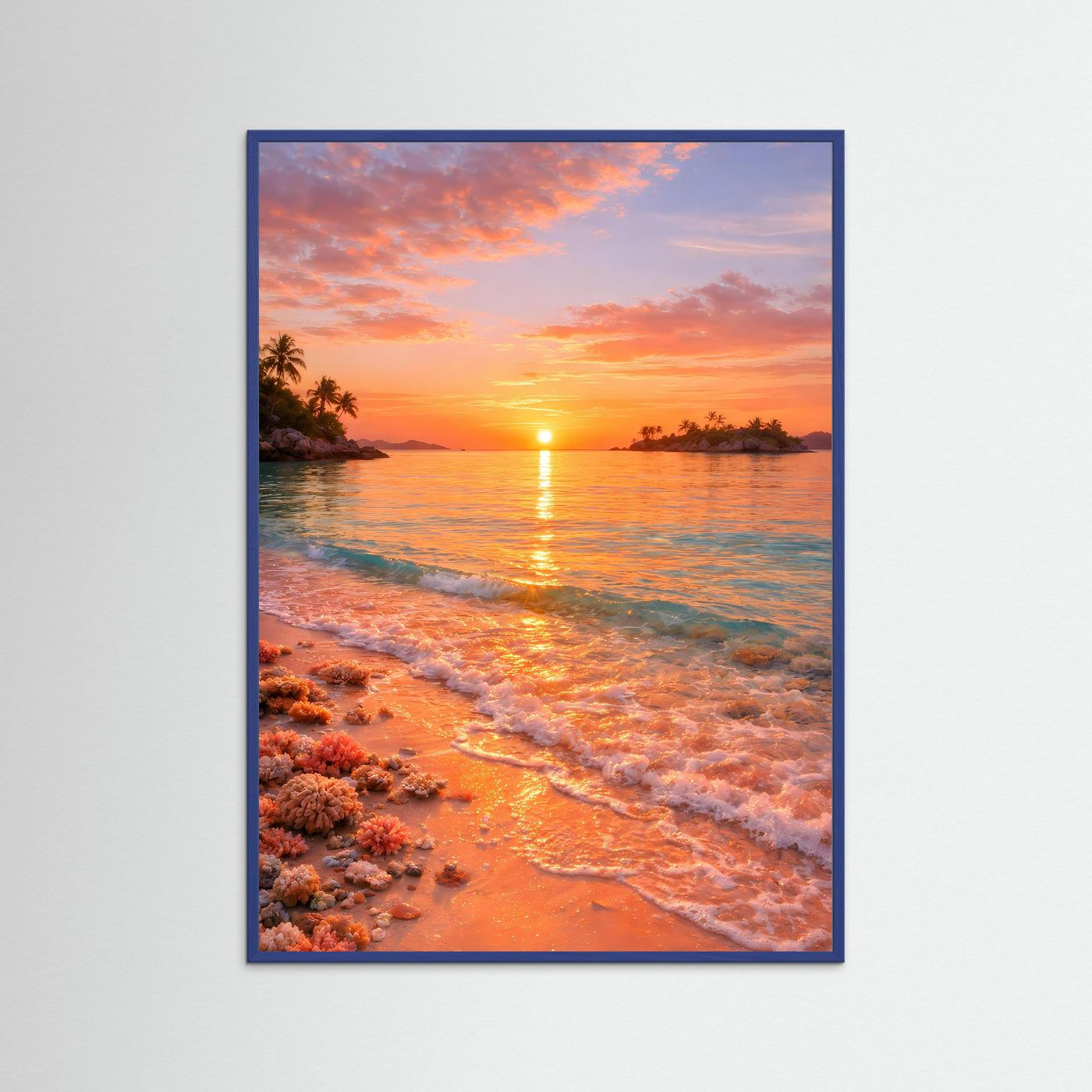 Strandposter im Hochformat in blauem Rahmen: korallenroter Sonnenuntergang am Meer