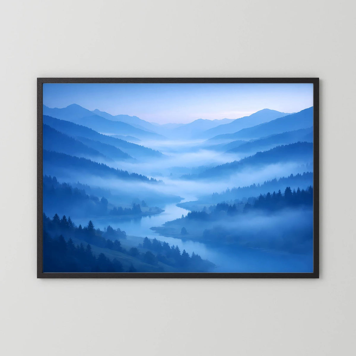 Poster im Querformat mit blauer Berglandschaft im Nebel, schwarzer Rahmen