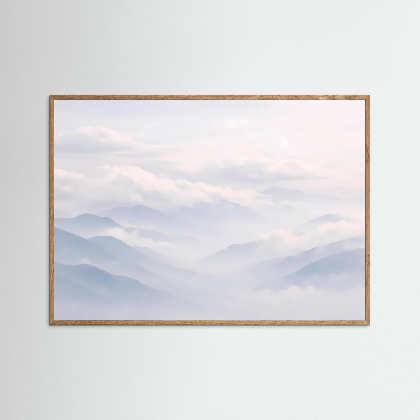 Panorama-Landschaftsposter mit nebligen Bergen im Wolkenmeer im Eichenrahmen natur