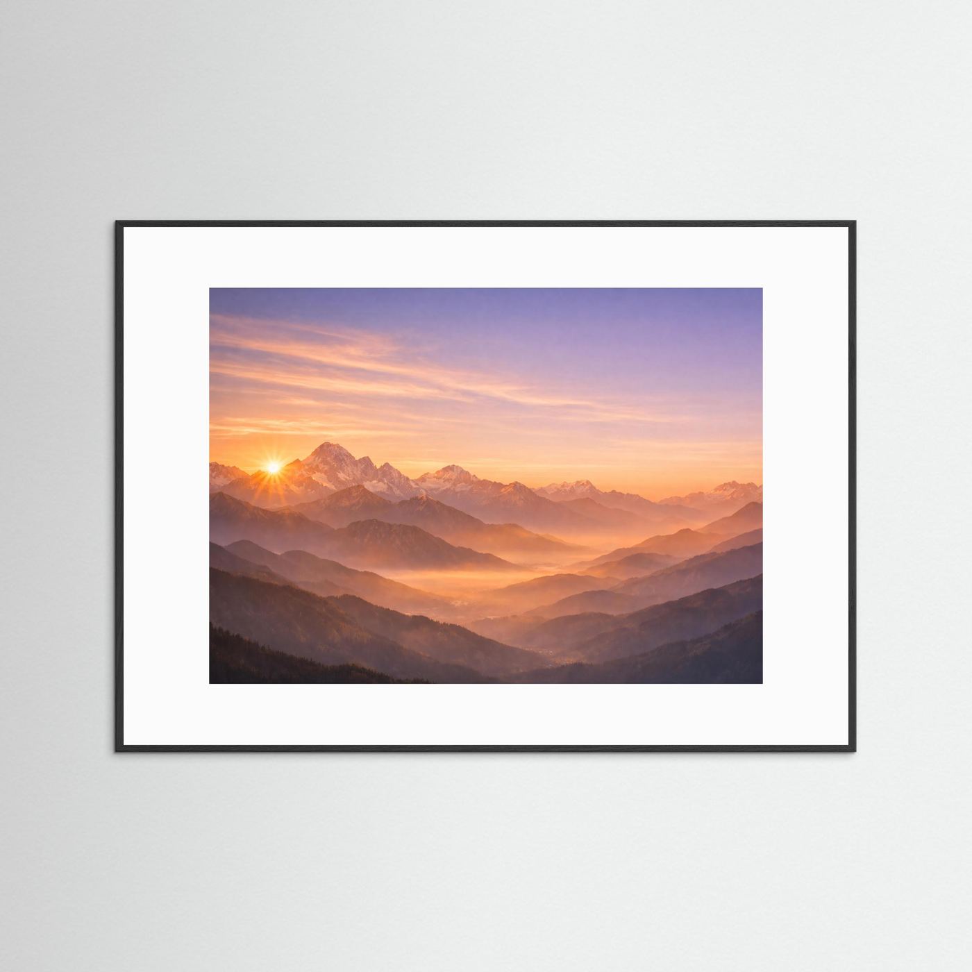 Querformatiges Poster Sonnenaufgang über den Alpen im schwarzen Rahmen mit weißem Rand