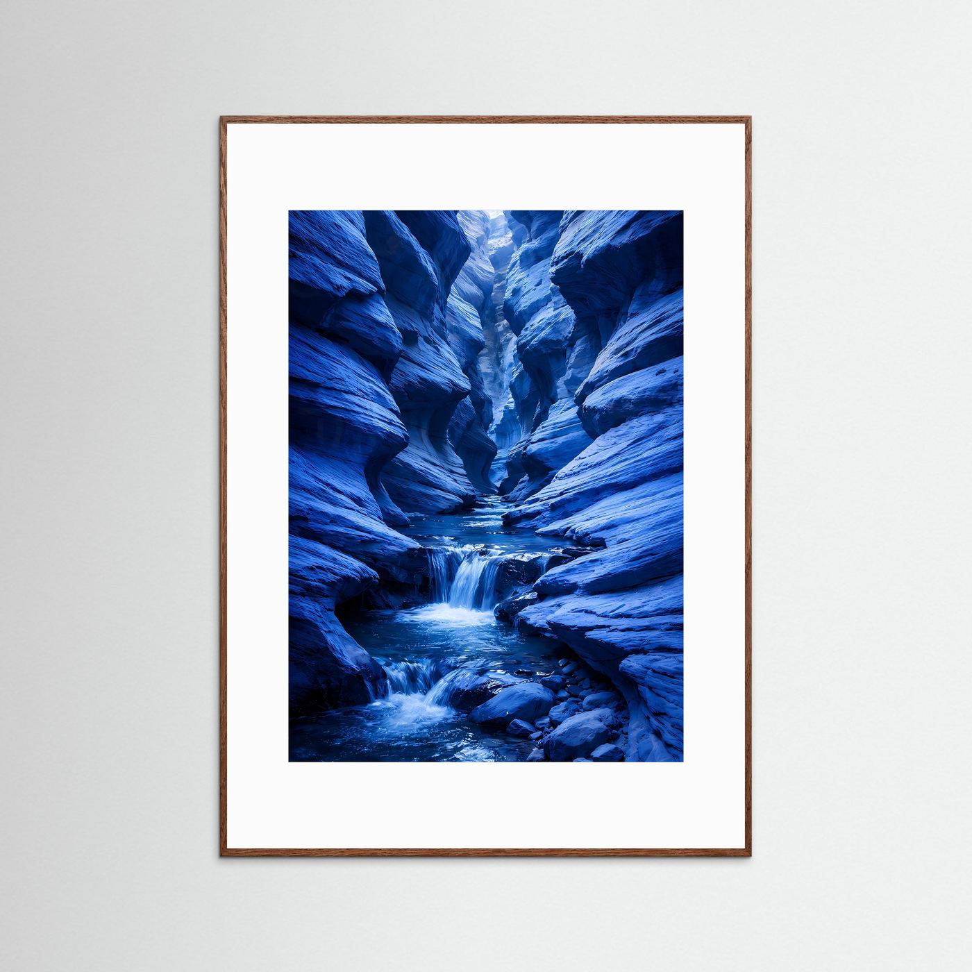 Indigo-Canyon-Poster mit blauem Flusslauf, im braunen Holzrahmen