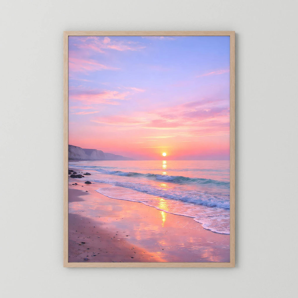 Wandbild mit hellem Holzrahmen: Sonnenaufgang am Meer, Pastellfarben, Hochformat