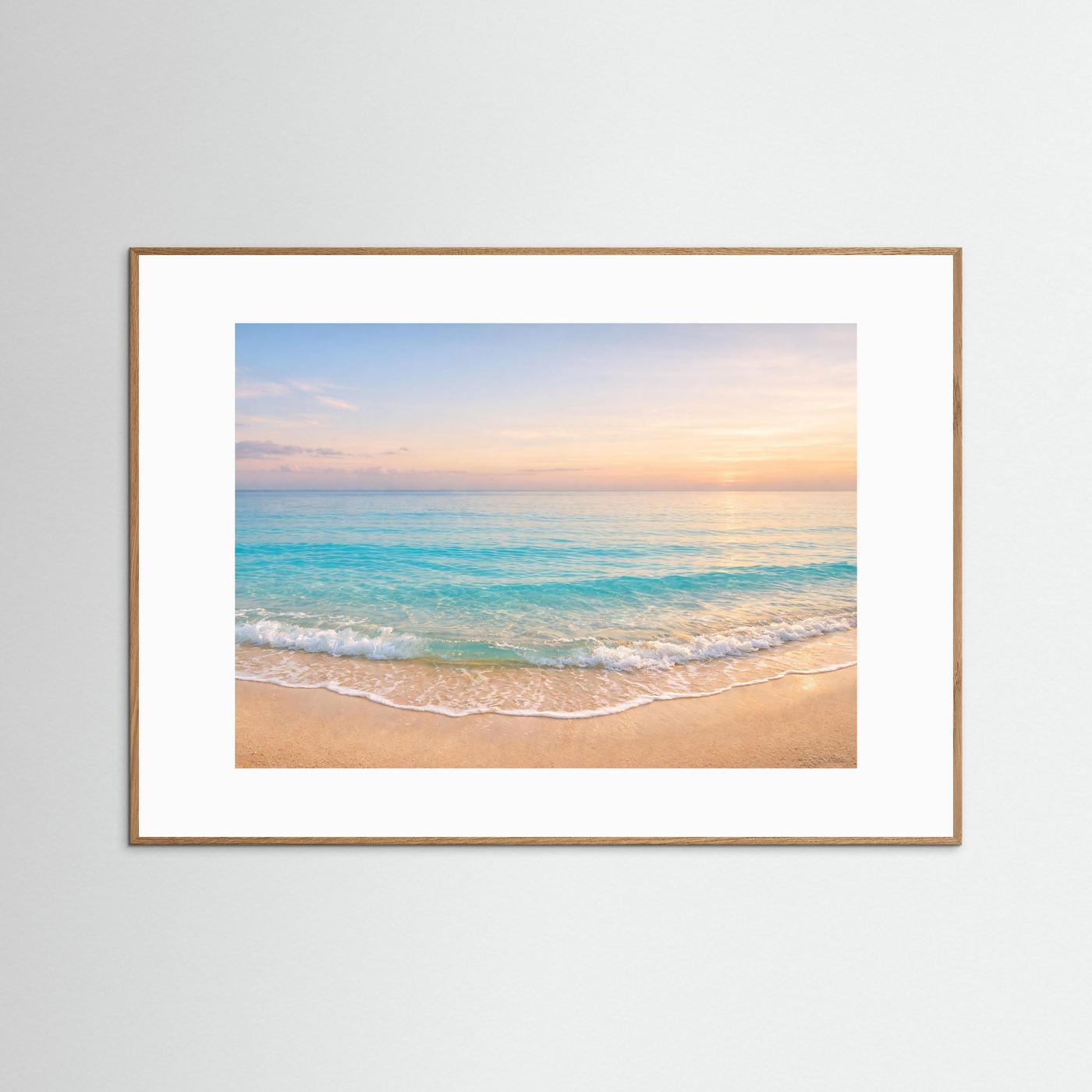 Poster mit Strand bei Sonnenuntergang und türkisfarbenem Meer, naturfarbener Holzrahmen
