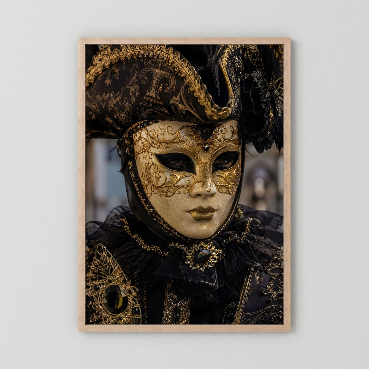 Poster im Hochformat mit venezianischer Maske in Schwarz und Gold im hellem Holzrahmen