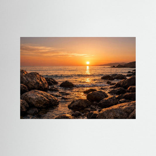 Querformat-Poster mit Sonnenuntergang über Felsküste und ruhigem Meer, ohne Rahmen