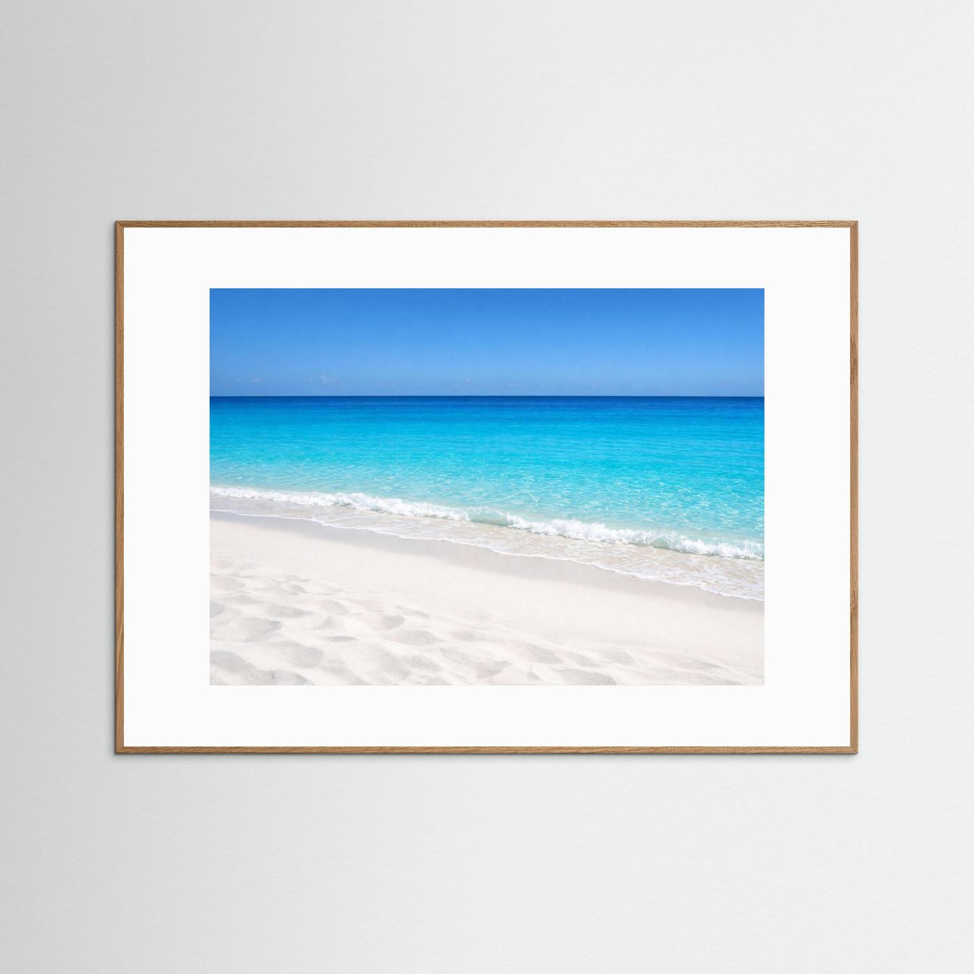 Strand-Wandbild mit türkisblauem Meer und hellem Sand, dunkler Holzrahmen
