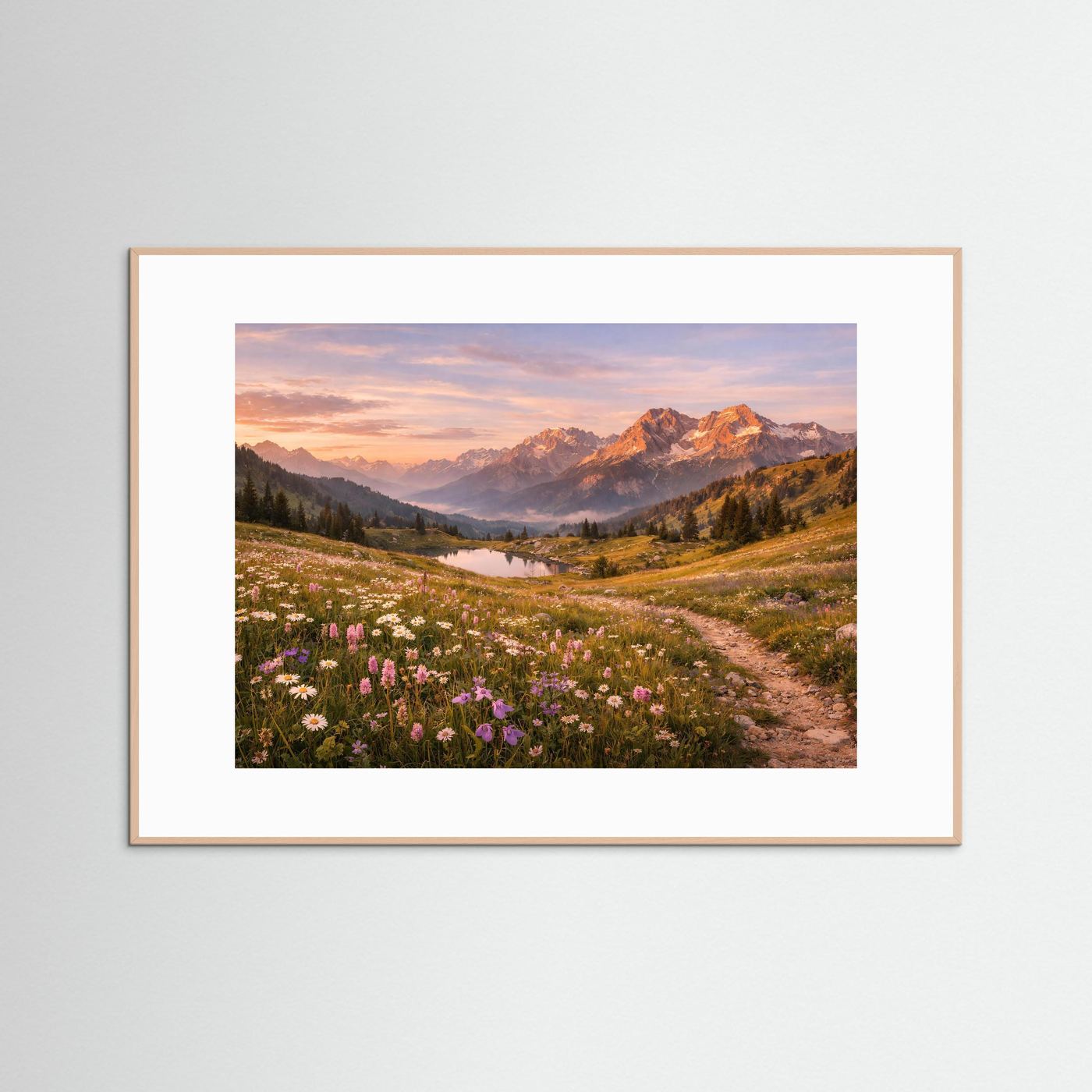 Landschafts-Panorama-Poster mit weißem Rahmen und blühender Wiesenlandschaft