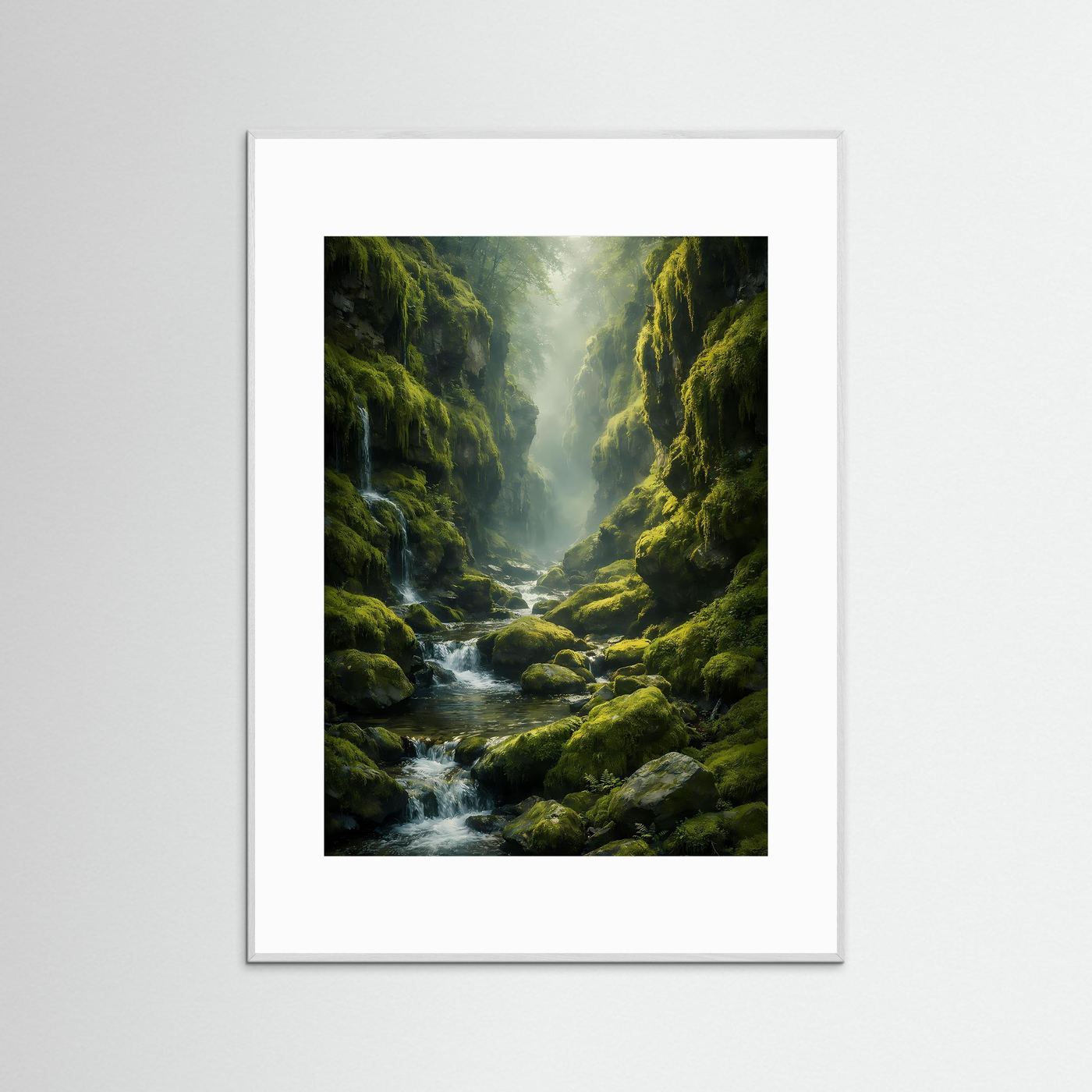 Vertikales Natur-Poster Waldschlucht mit Moosgrün und Bach; grauer Rahmen
