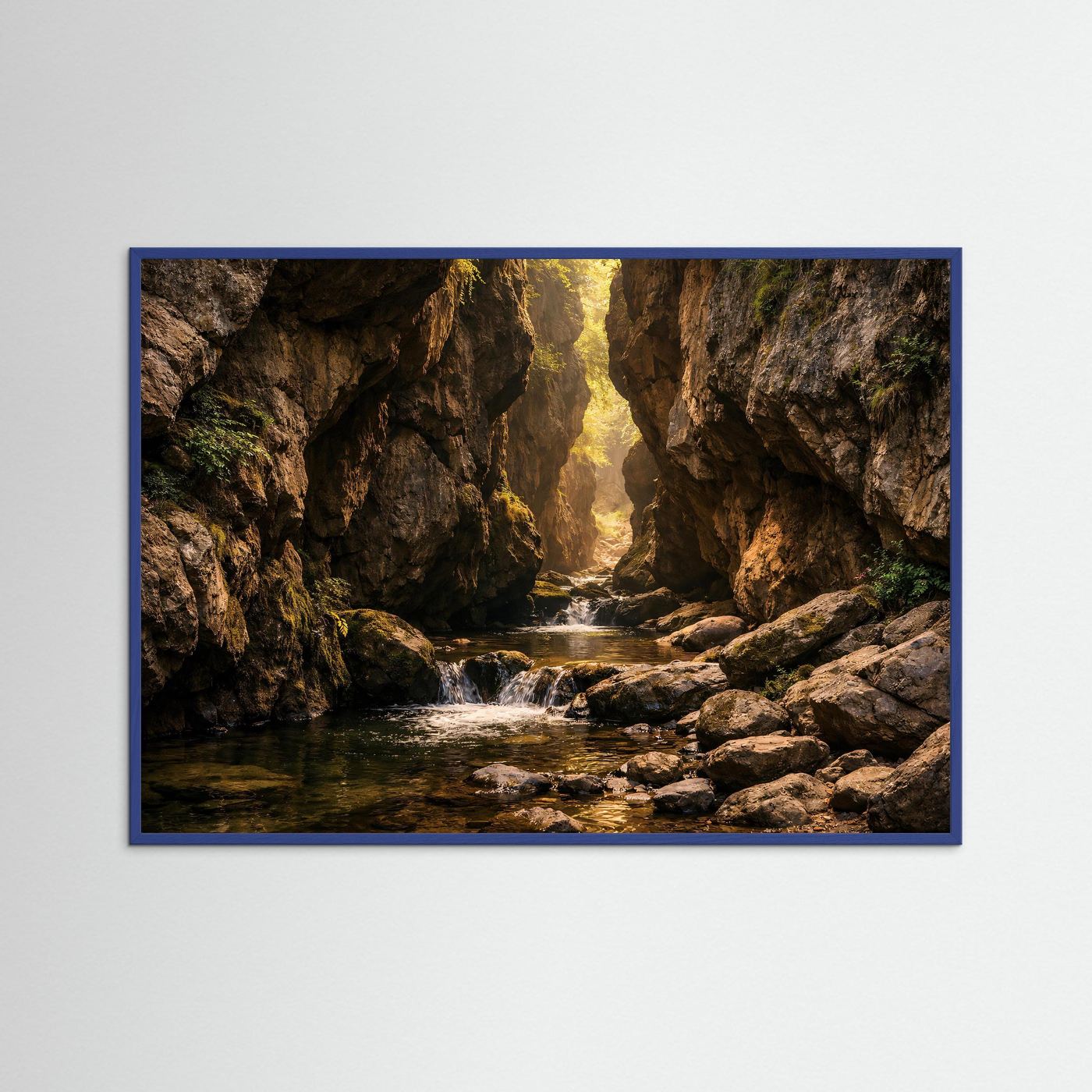 Schluchtposter mit Fluss zwischen Felsen im Querformat, blauer Holzrahmen.