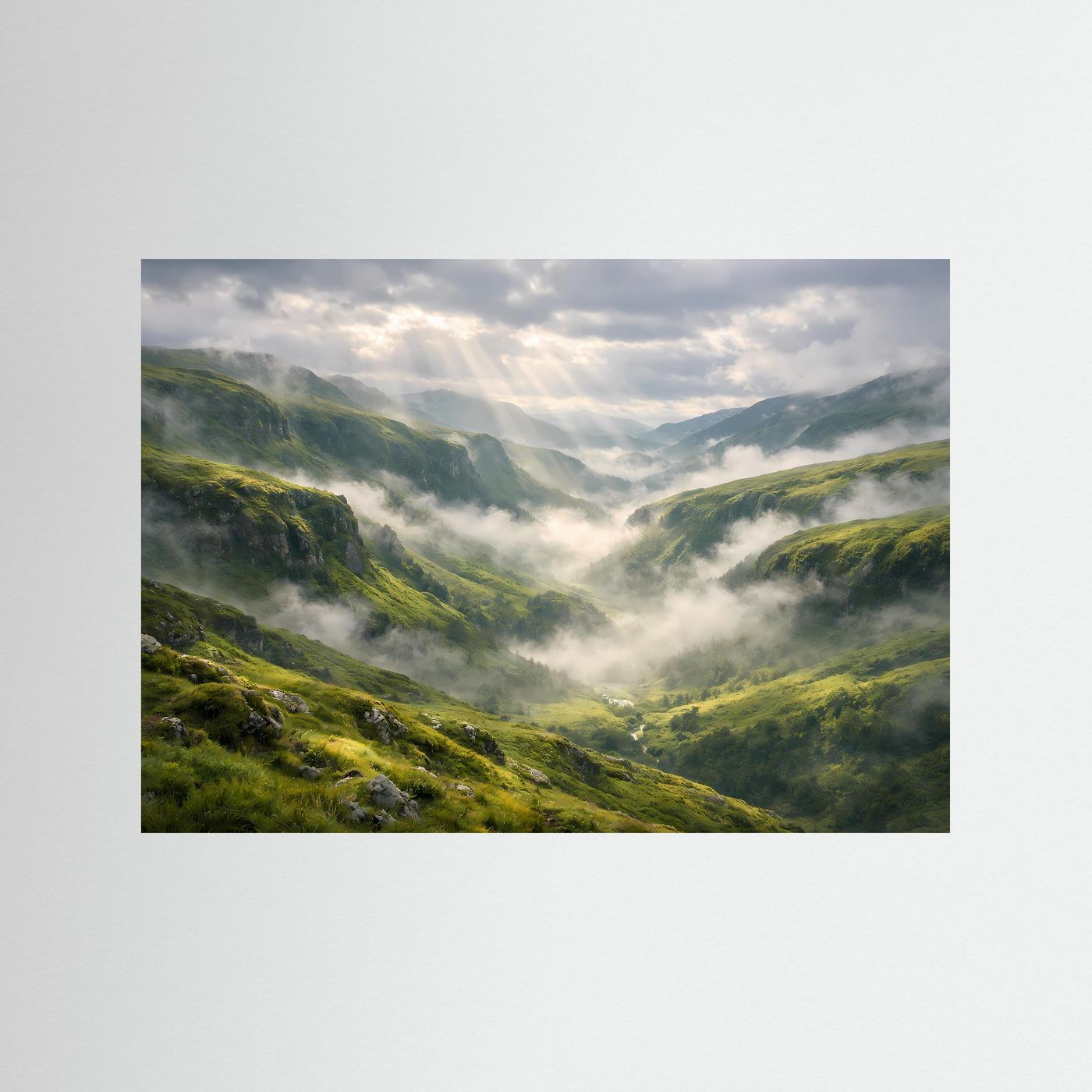 Panorama-Wandbild Querformat: grünes Bergtal mit Nebel und Sonnenstrahlen