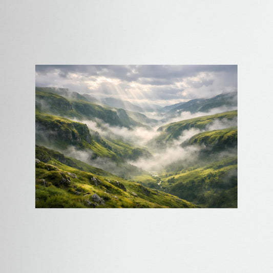 Panorama-Wandbild Querformat: grünes Bergtal mit Nebel und Sonnenstrahlen