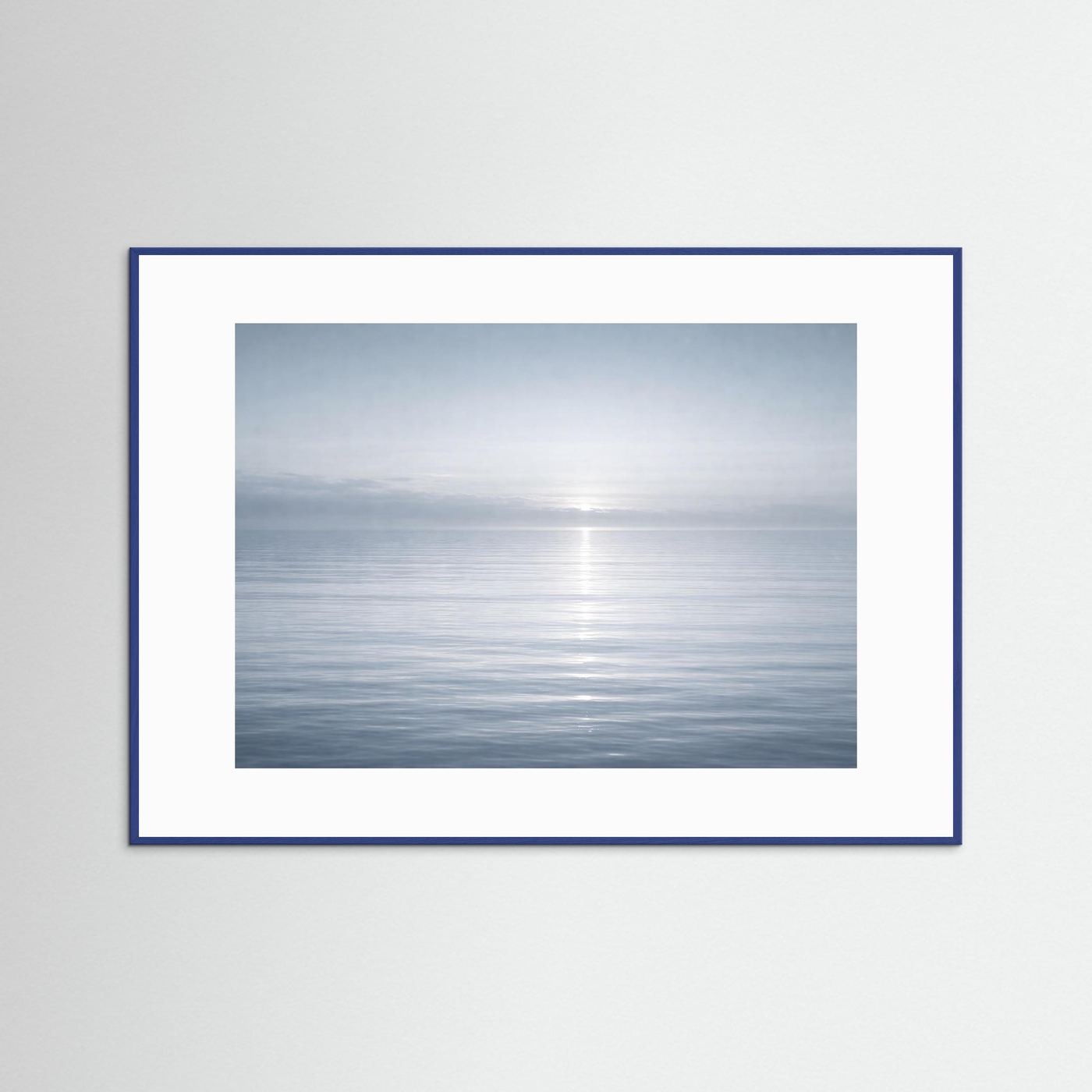 Querformatiges Meer-Horizont-Poster mit Nebel, blaue Holzrahmung