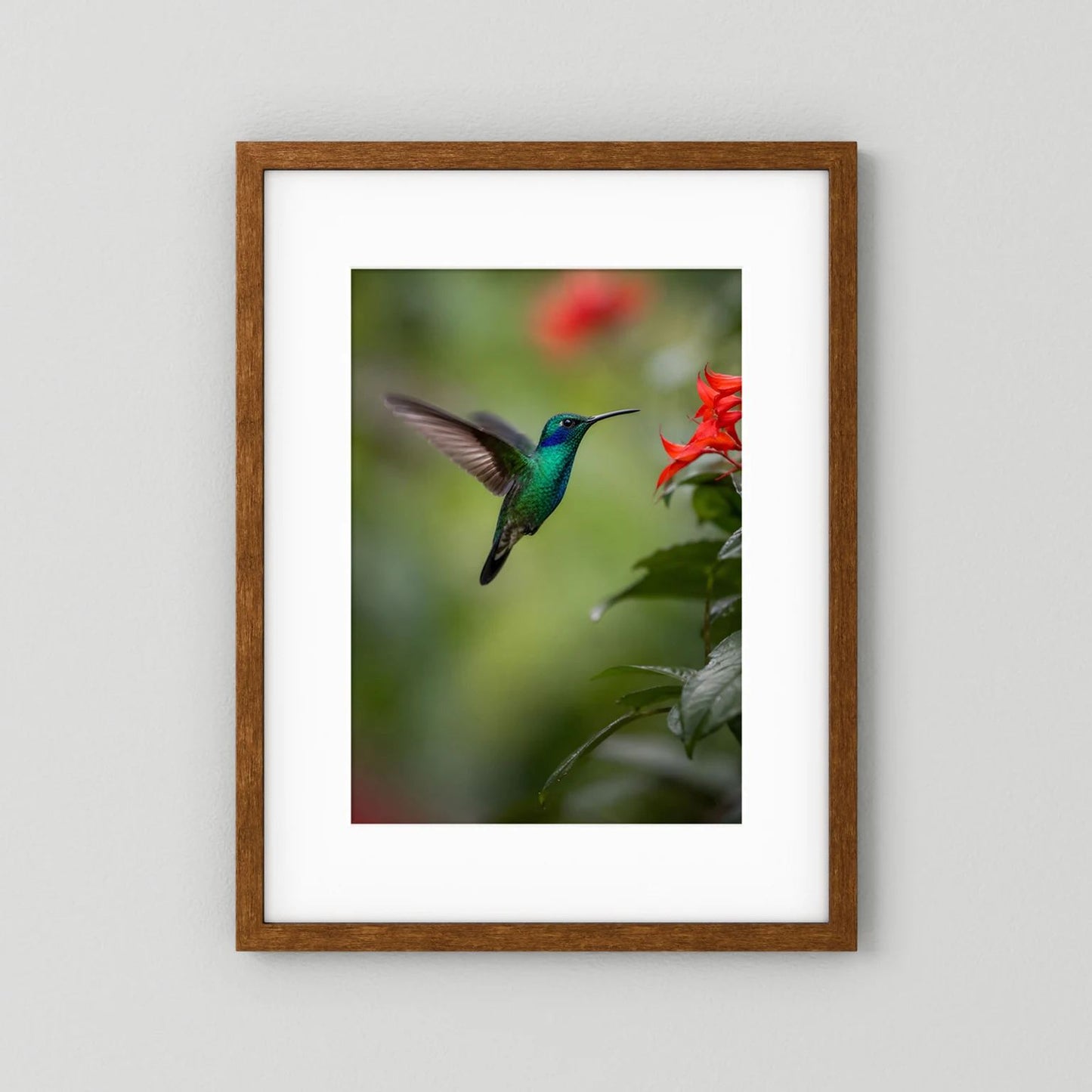Wandposter mit grünem Kolibri im Flug und roten Blüten, brauner Holzrahmen mit weißem Rand