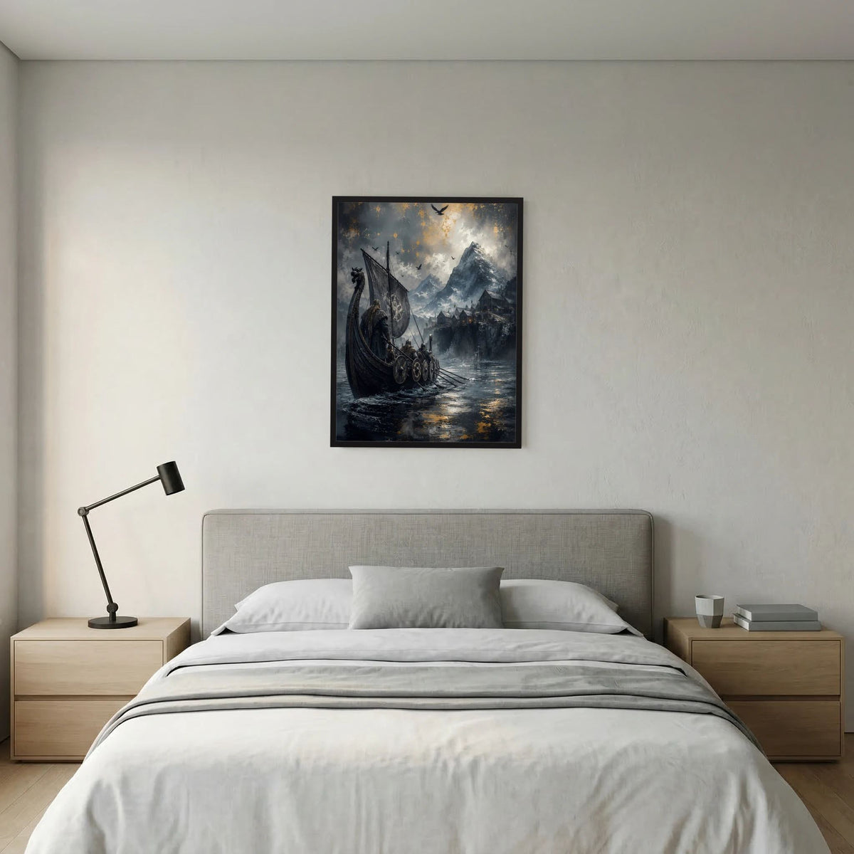 Poster im schwarzen Rahmen mit Wikinger-Langschiff bei Nacht, Bergen und golden schimmerndem Wasser.