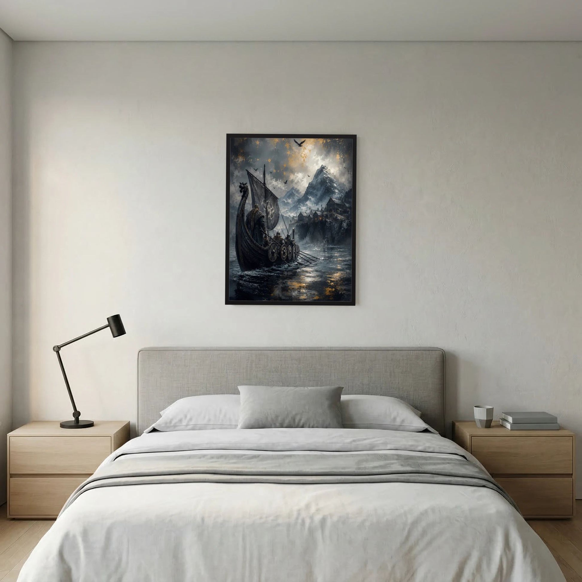 Poster im schwarzen Rahmen mit Wikinger-Langschiff bei Nacht, Bergen und golden schimmerndem Wasser.