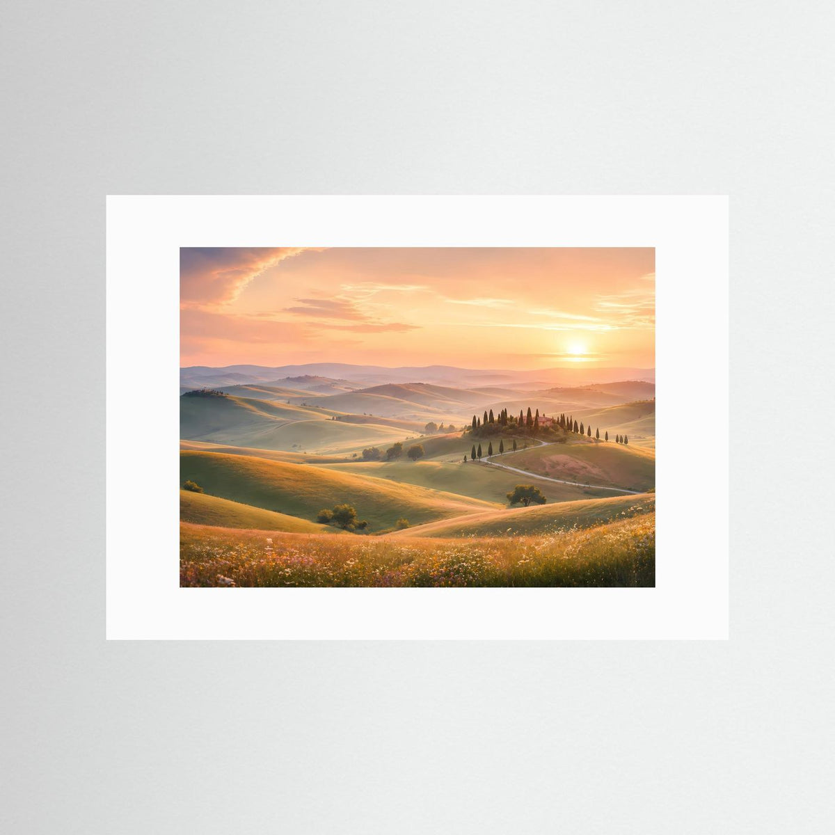 Poster im Querformat mit toskanischer Hügellandschaft, Sonnenuntergang und Zypressenreihe, mit weißem Rand
